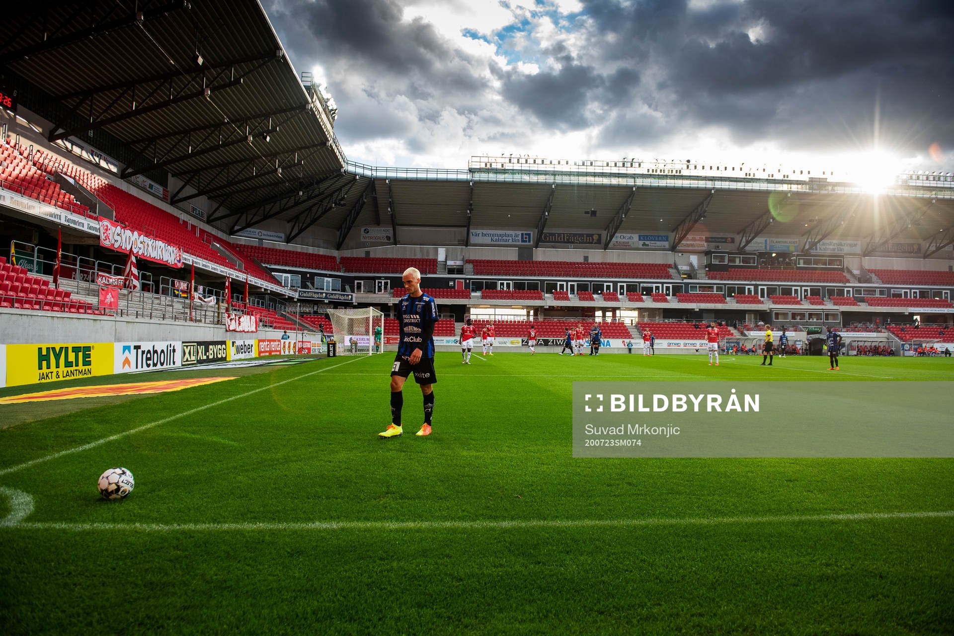 Sirius Adam Hellborg ska lägga en hörna under fotbollsmatchen i Allsvenskan mellan Kalmar och Sirius den 23 juli 2020 i Kalmar.