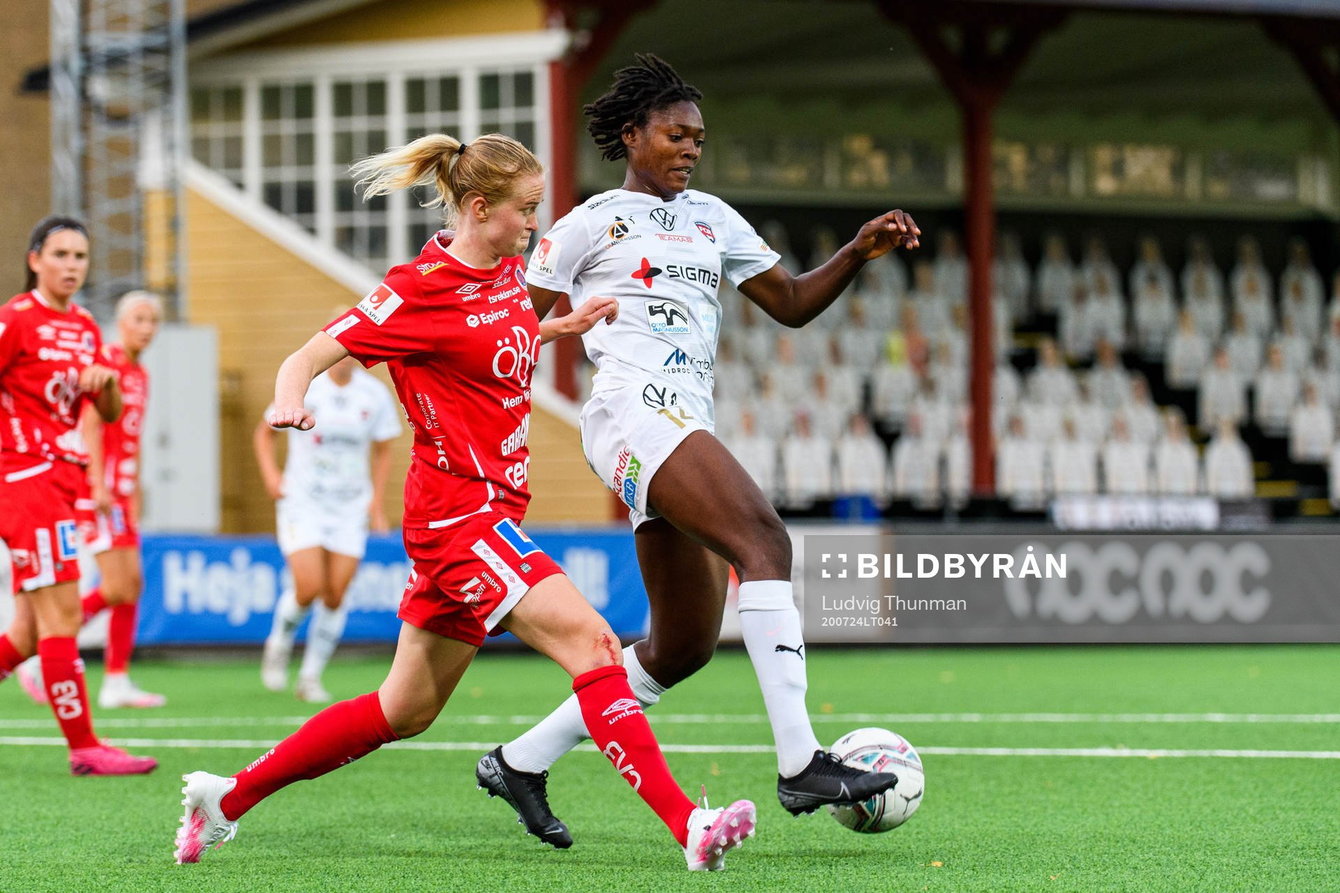 Örebros Emma Östlund och Rosengårds Anam Imo under fotbollsmatchen i Damallsvenskan mellan FC Rosengård och Örebro den 24 juli 2020 i Malmö.