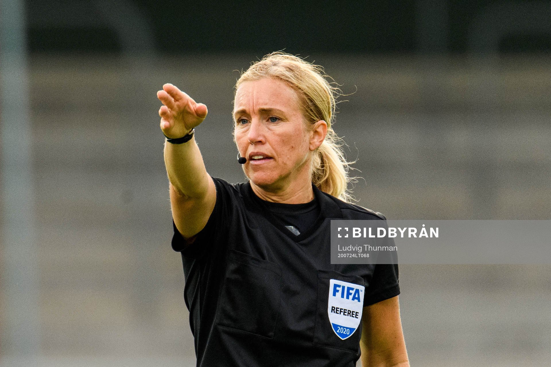 Domare Sara Persson fotbollsmatchen i Damallsvenskan mellan