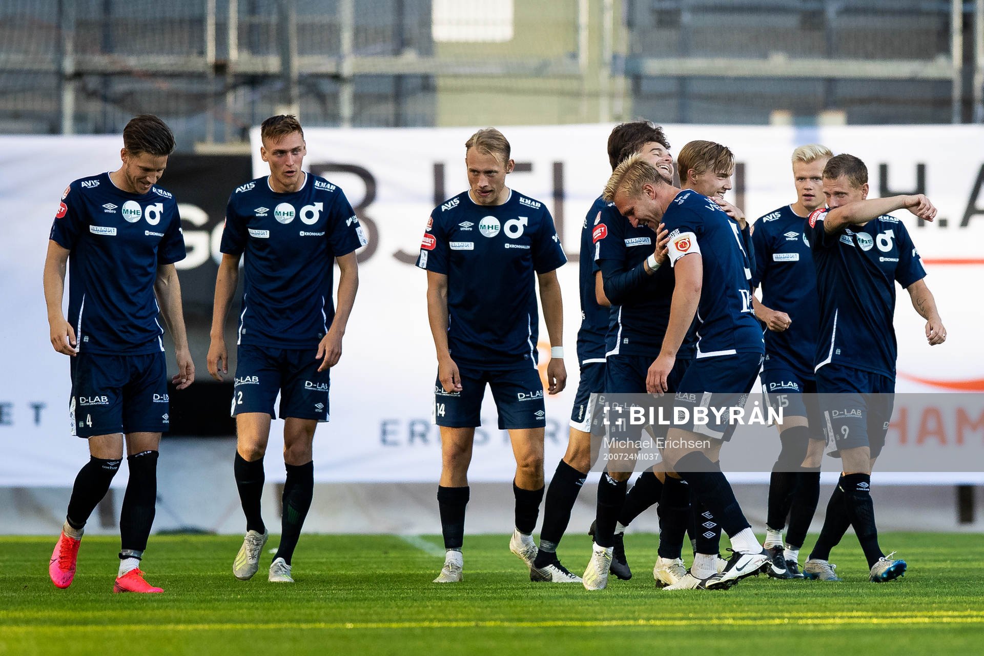 Degerfors Christos Gravius jublar med lagkamrater