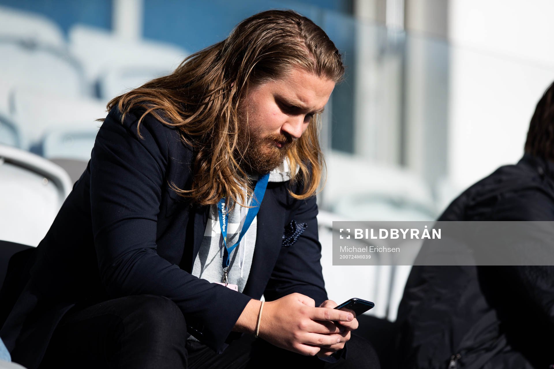 Örgrytes klubbchef Niklas Allbäck innan fotbollsmatchen i