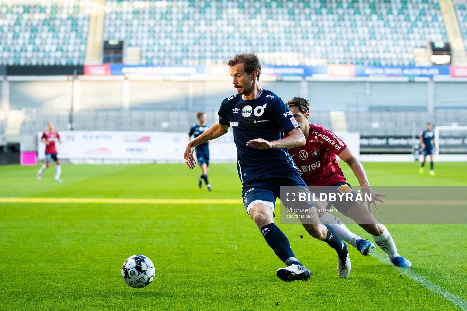 Degerfors Sebastian Ohlsson före Örgrytes Kevin Ackermann