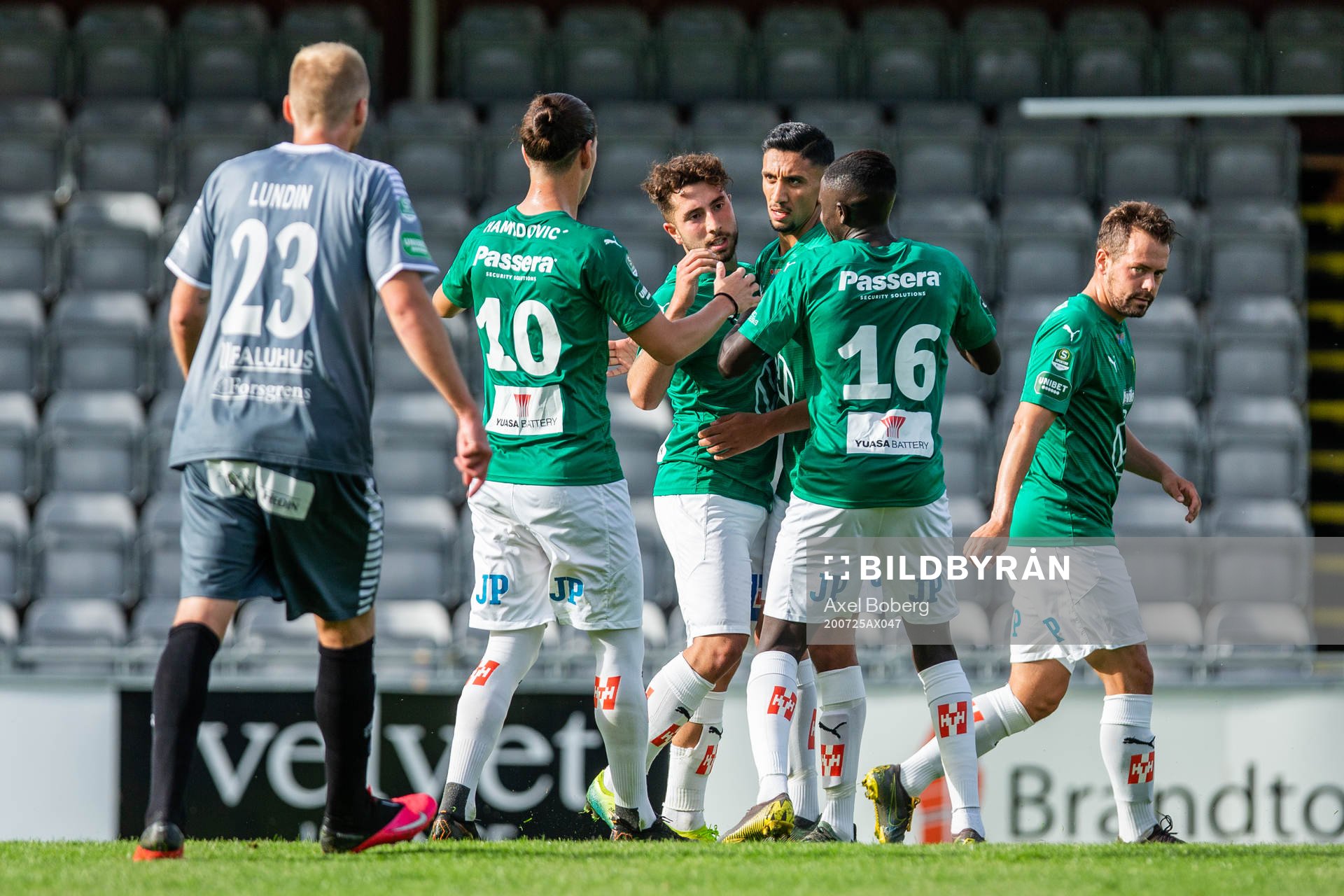 Jönköpings Moustafa Zeidan jublar med lagkamrater efter 1-0 under fotbollsmatchen i Superettan mellan Jönköpings Södra och Brage den 25 juli 2020 i Jönköping.