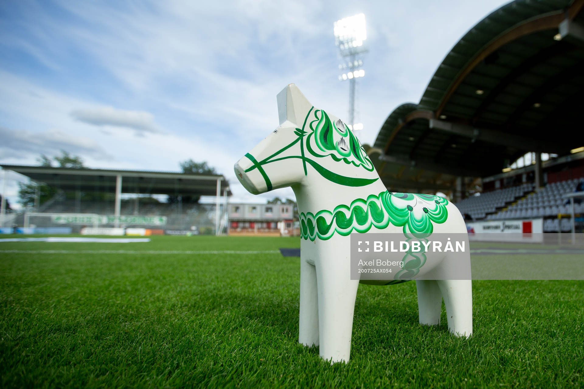 En dalahäst på planen inför fotbollsmatchen i Superettan mellan Jönköpings Södra och Brage den 25 juli 2020 i Jönköping.