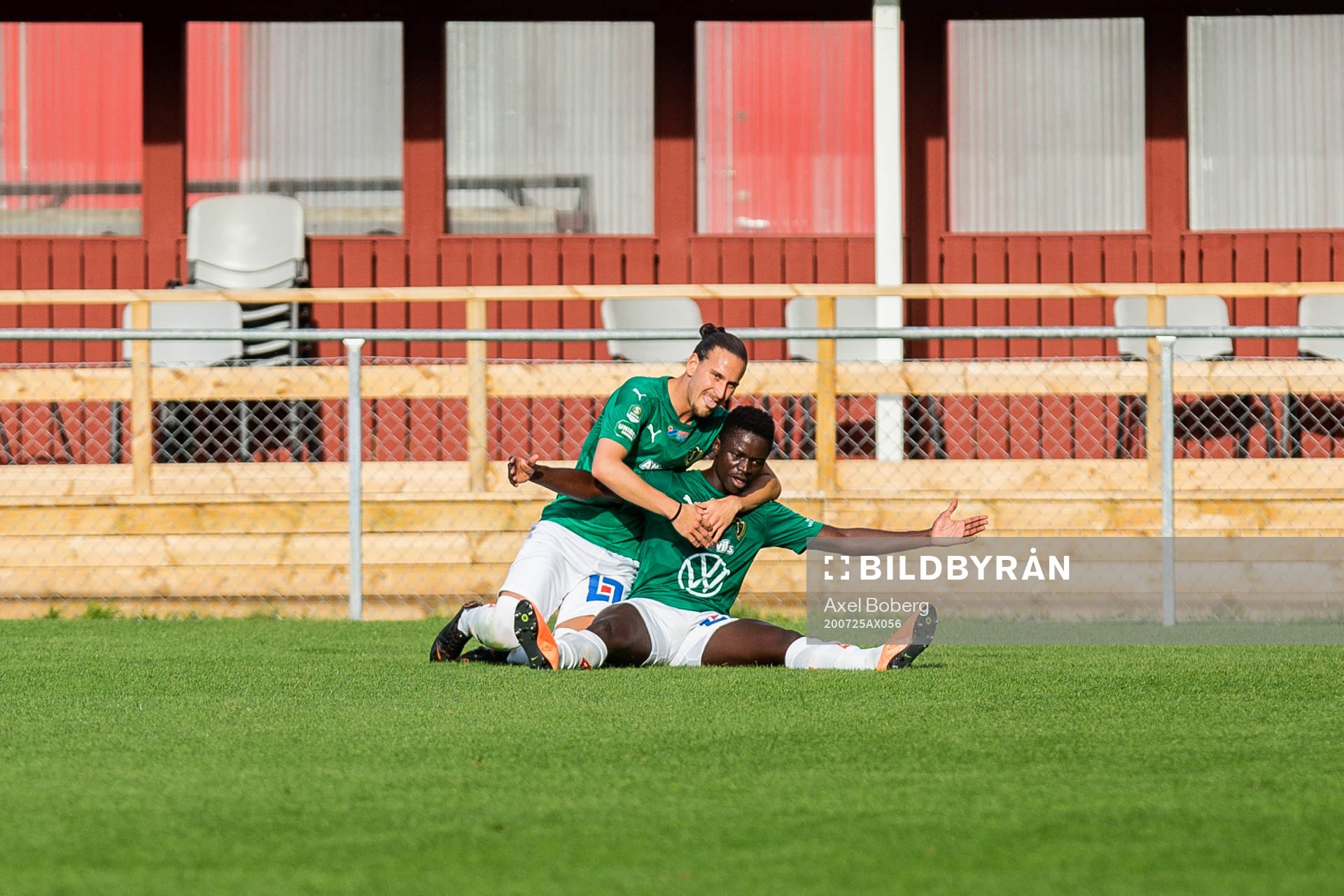 Jönköpings Eric Johana Omondi (h) jublar med Edin Hamidovic efter 2-0 under fotbollsmatchen i Superettan mellan Jönköpings Södra och Brage den 25 juli 2020 i Jönköping.