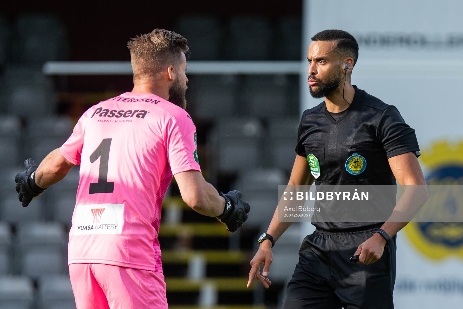 Jönköpings målvakt Frank Pettersson och domare Farouk
