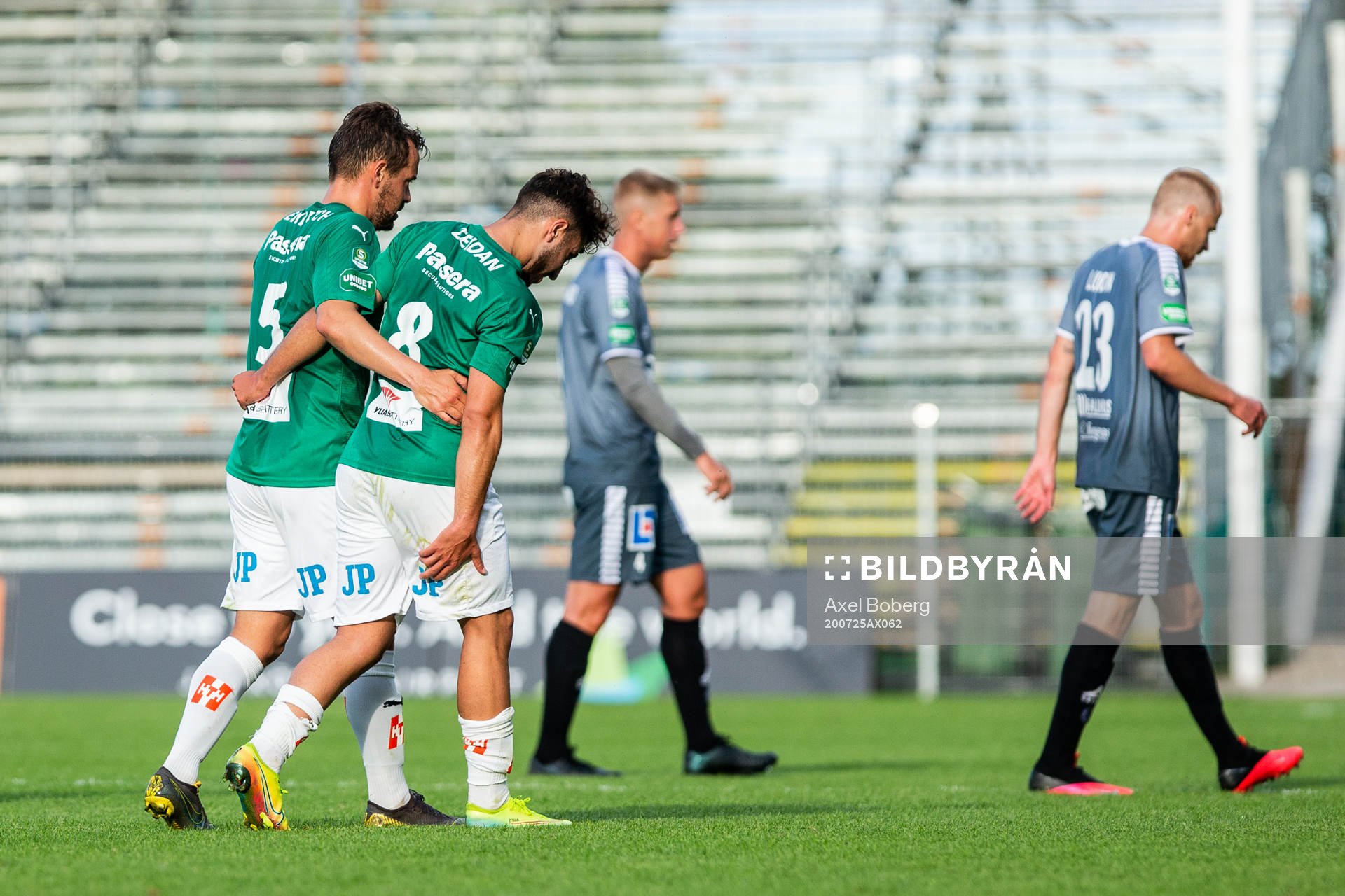 Jönköpings Moustafa Zeidan lämnar planen skadad
