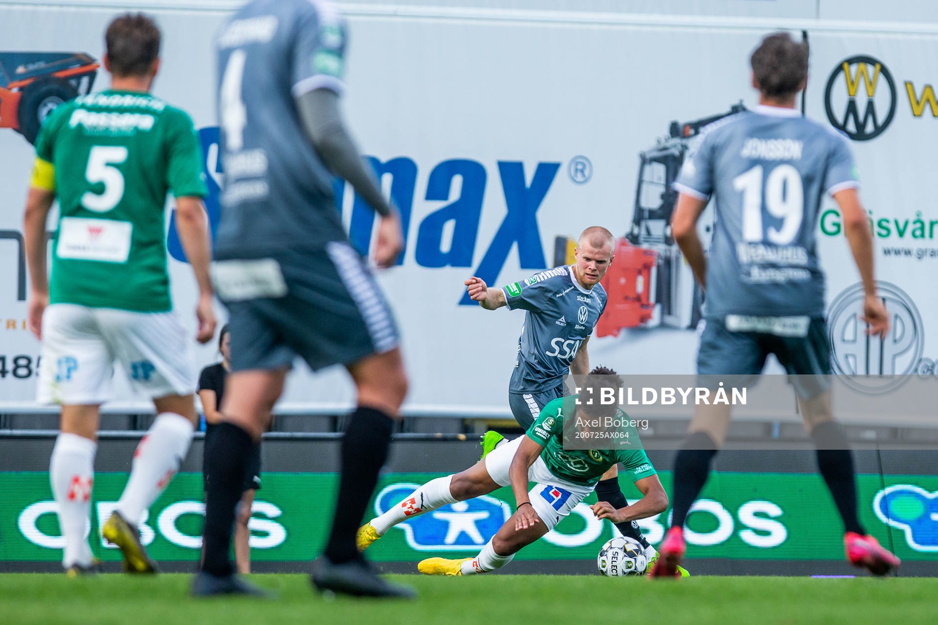 Brages Anton Lundin och Jönköpings Mikael Marques de Pombal Vivar under fotbollsmatchen i Superettan mellan Jönköpings Södra och Brage den 25 juli 2020 i Jönköping.