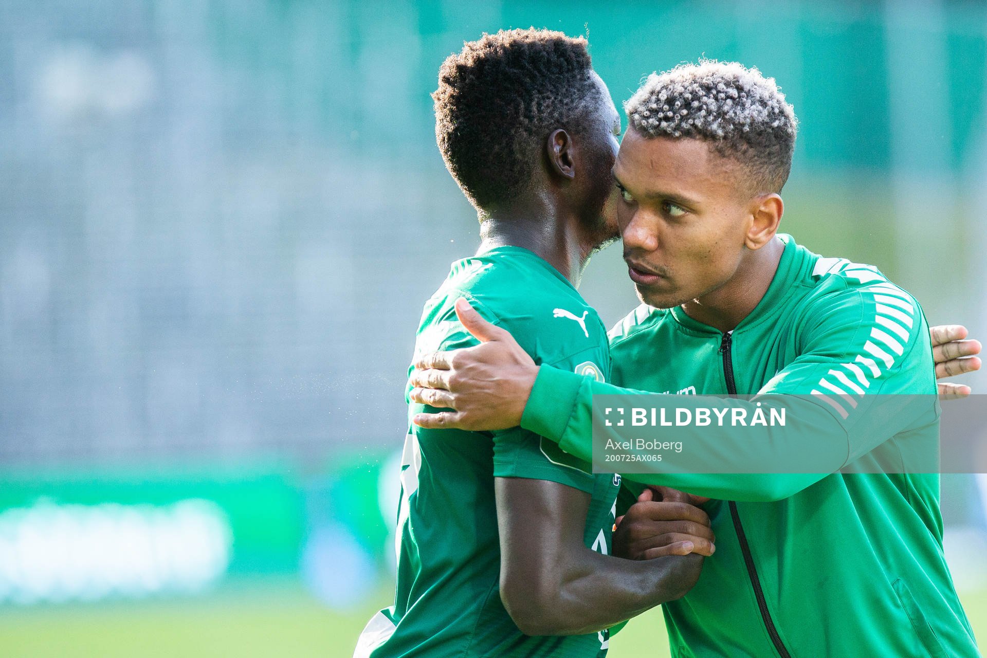 Jönköpings Eric Johana Omondi kramar om Brages Bantu
