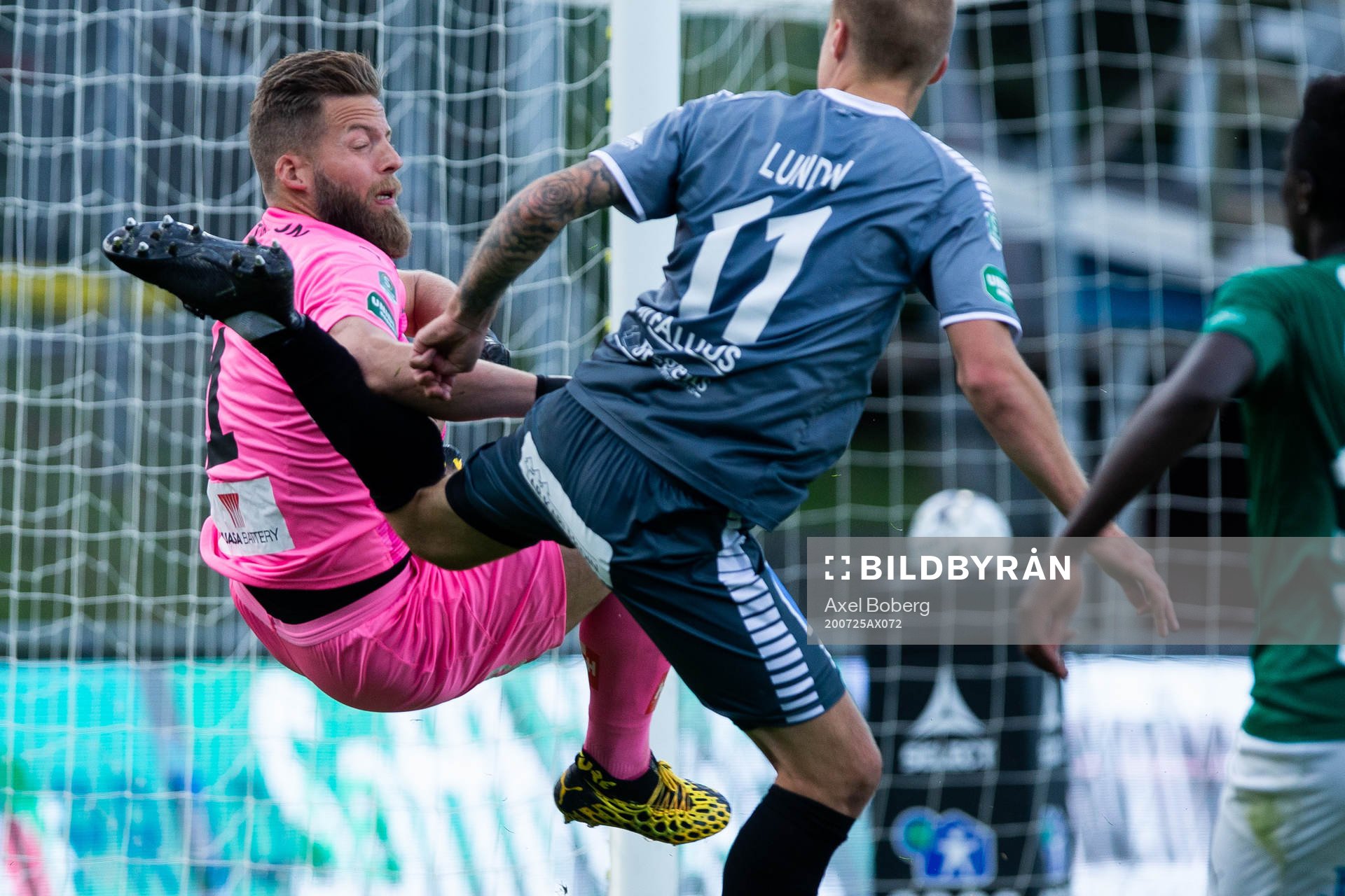 Jönköpings målvakt Frank Pettersson och Brages Anton Lundin under fotbollsmatchen i Superettan mellan Jönköpings Södra och Brage den 25 juli 2020 i Jönköping.