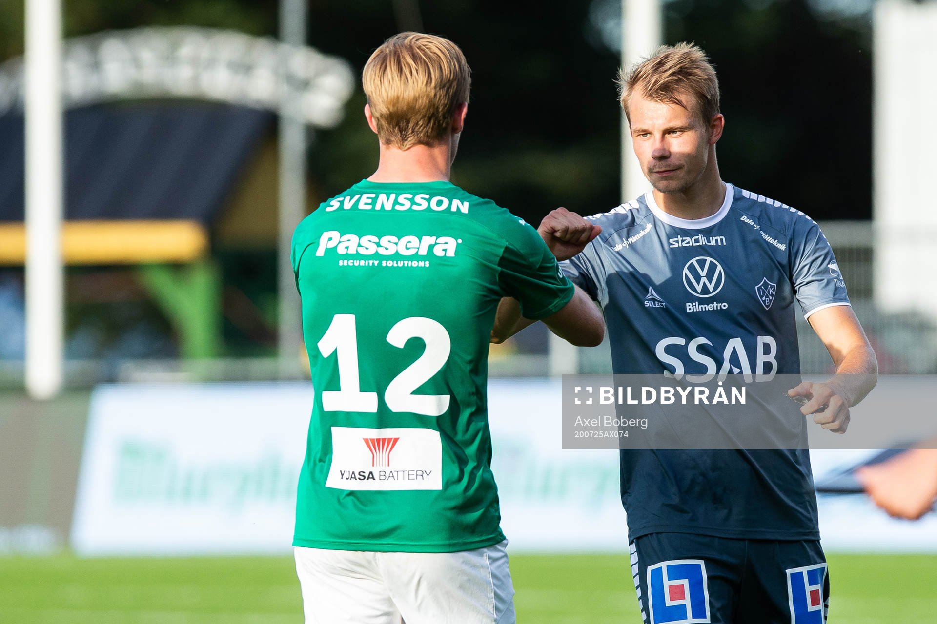 Jönköpings Jesper Svensson och Brages Alexander Zetterström efter fotbollsmatchen i Superettan mellan Jönköpings Södra och Brage den 25 juli 2020 i Jönköping.