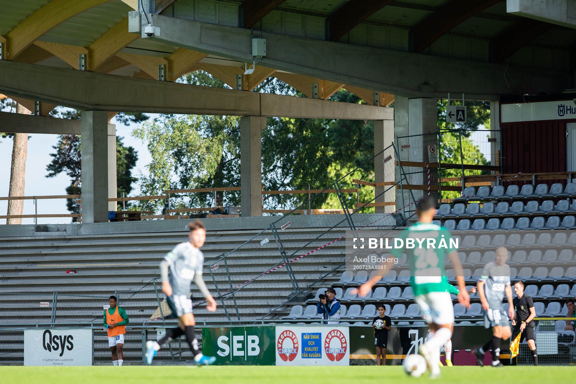 Spelare framför tillbyggnaden av Stadsparksvallens