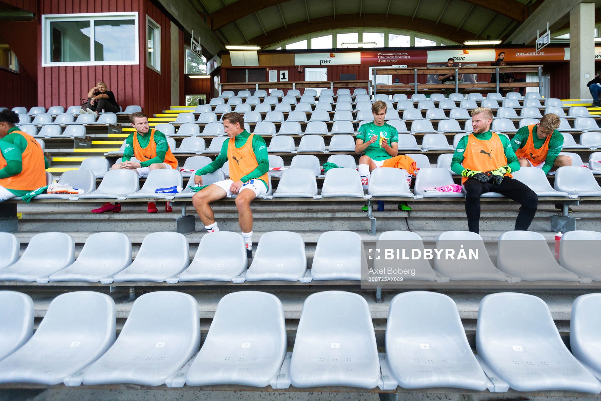 Spelare ur Jönköpings Södra på läktaren