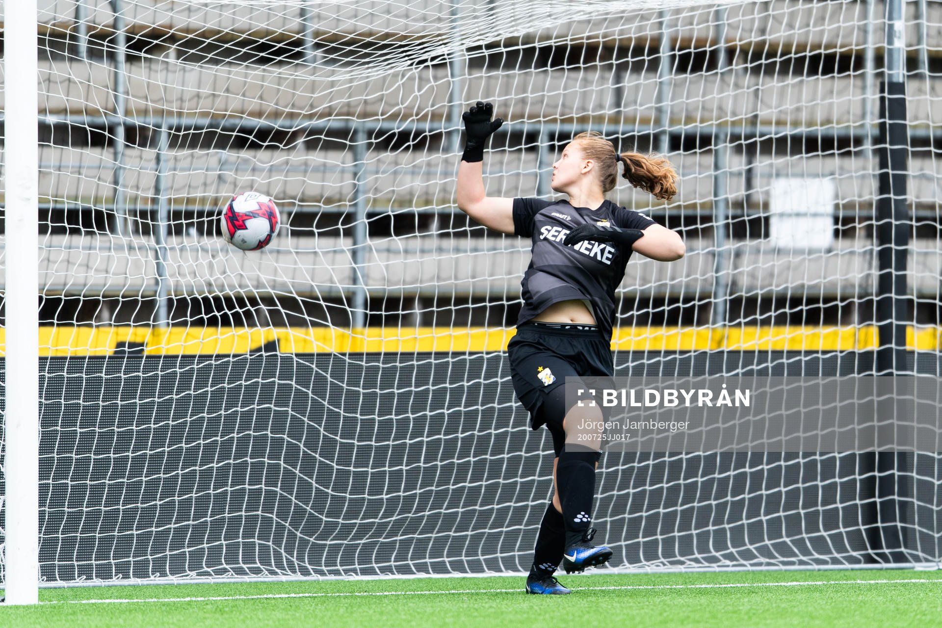IFK Göteborgs målvakt Hanna Dahl ser bollen hamna i
