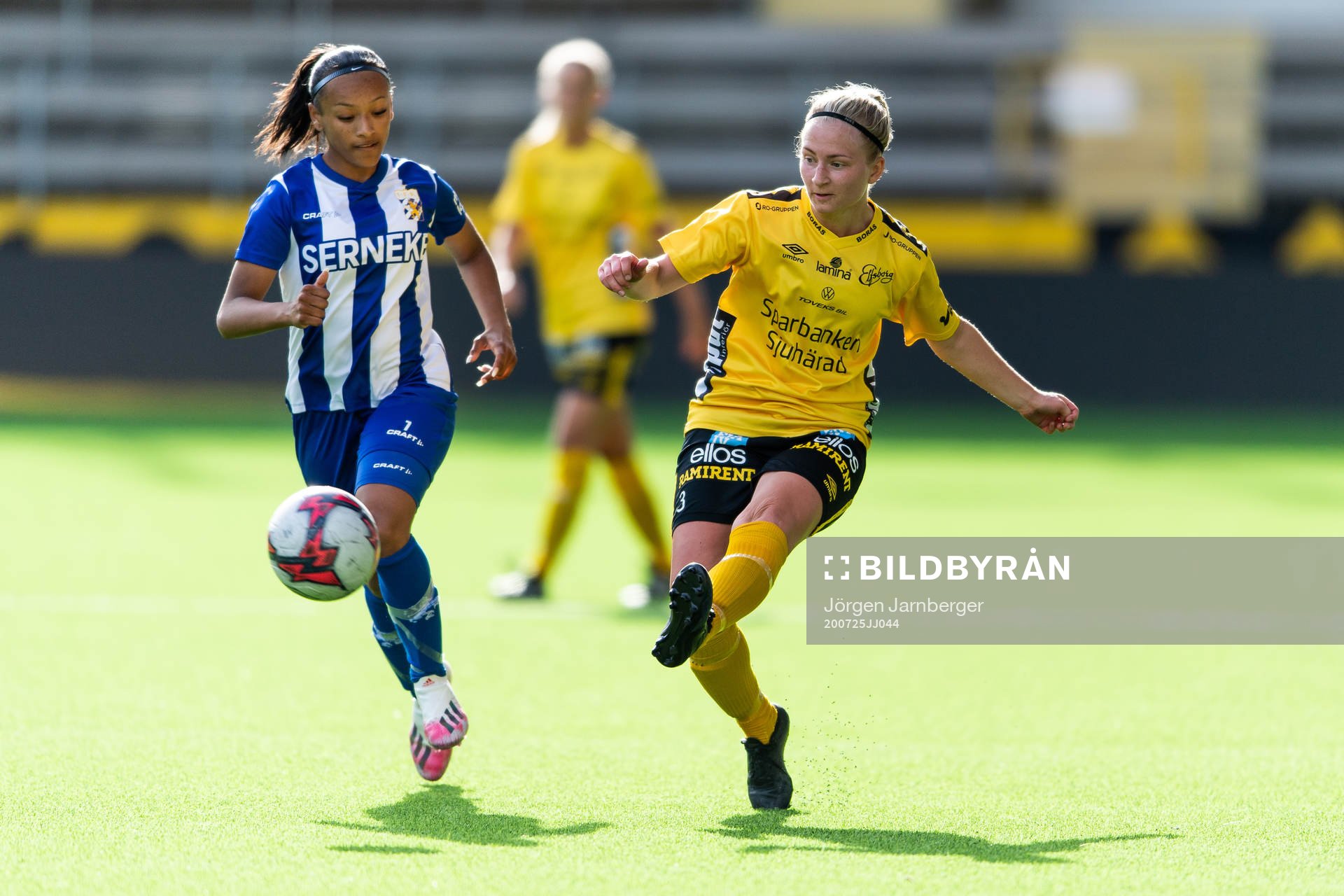 Elfsborgs Fanny Johansson och IFK Göteborgs Alicia Hall Hellström under träningsmatchen i fotboll mellan Elfsborg och IFK Göteborg den 25 juli 2020 i Borås.