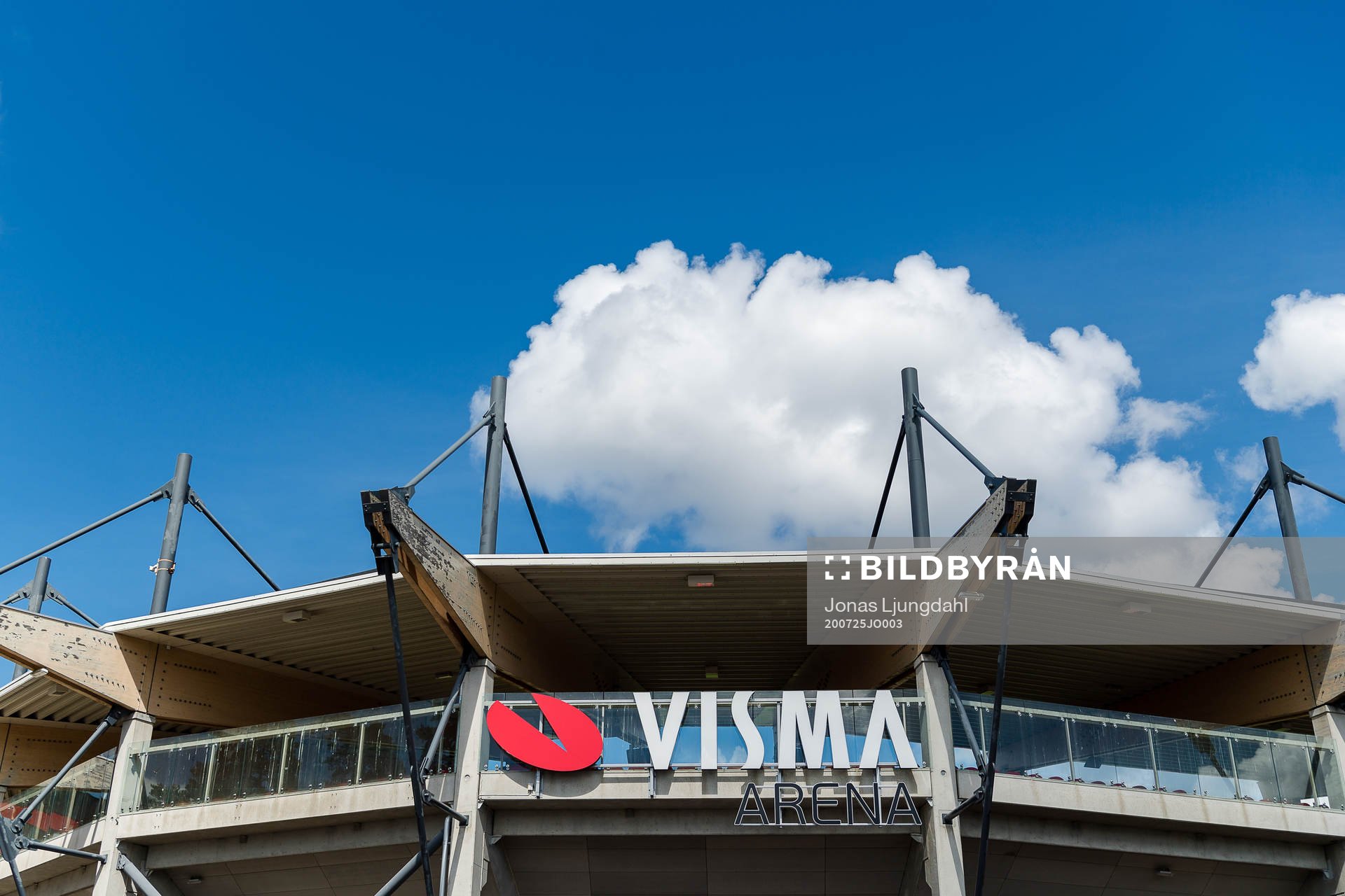 Exteriör vy av Visma arena före fotbollsmatchen i
