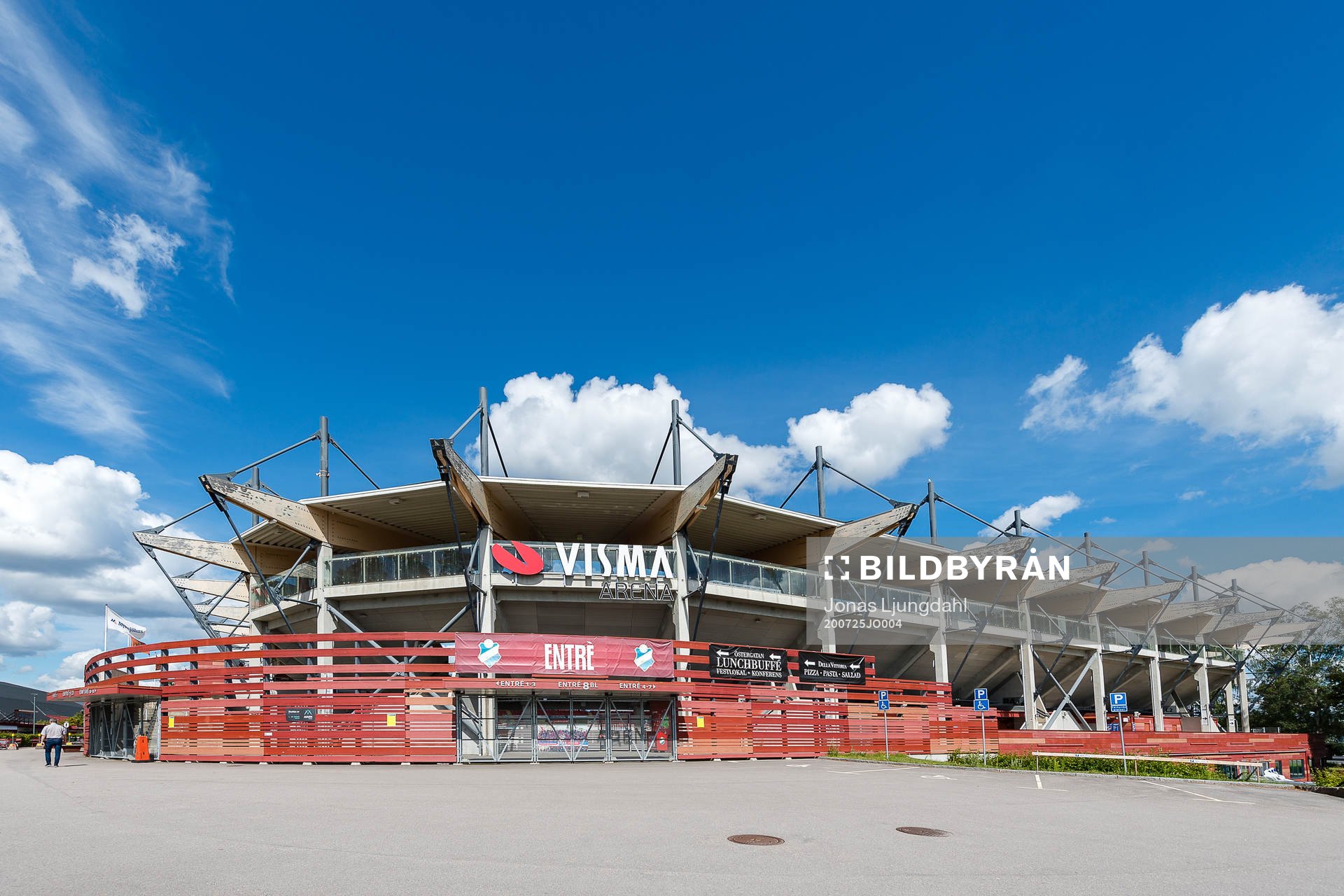 Exteriör vy av Visma arena före fotbollsmatchen i