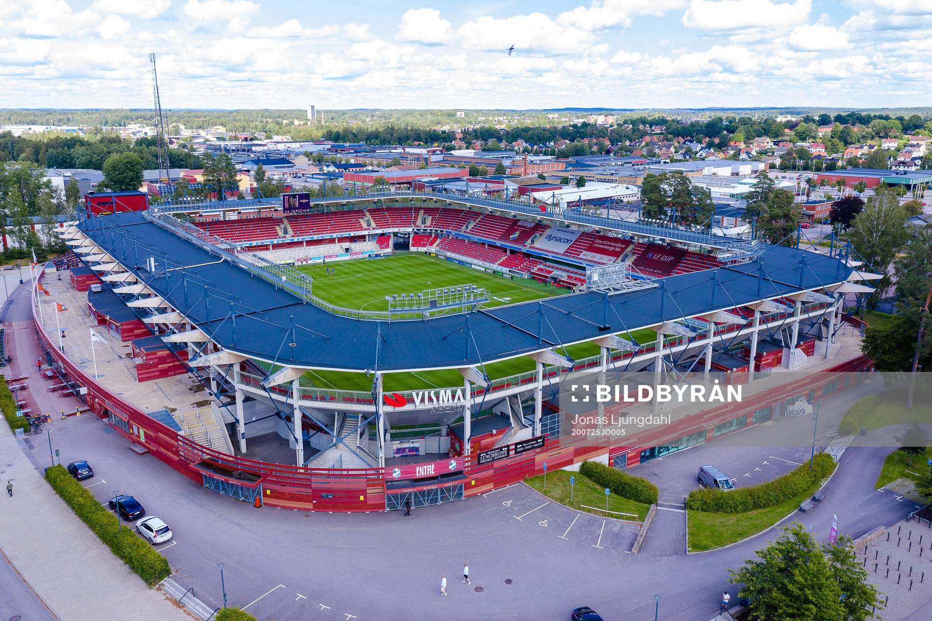 Exteriör vy av Visma arena före fotbollsmatchen i