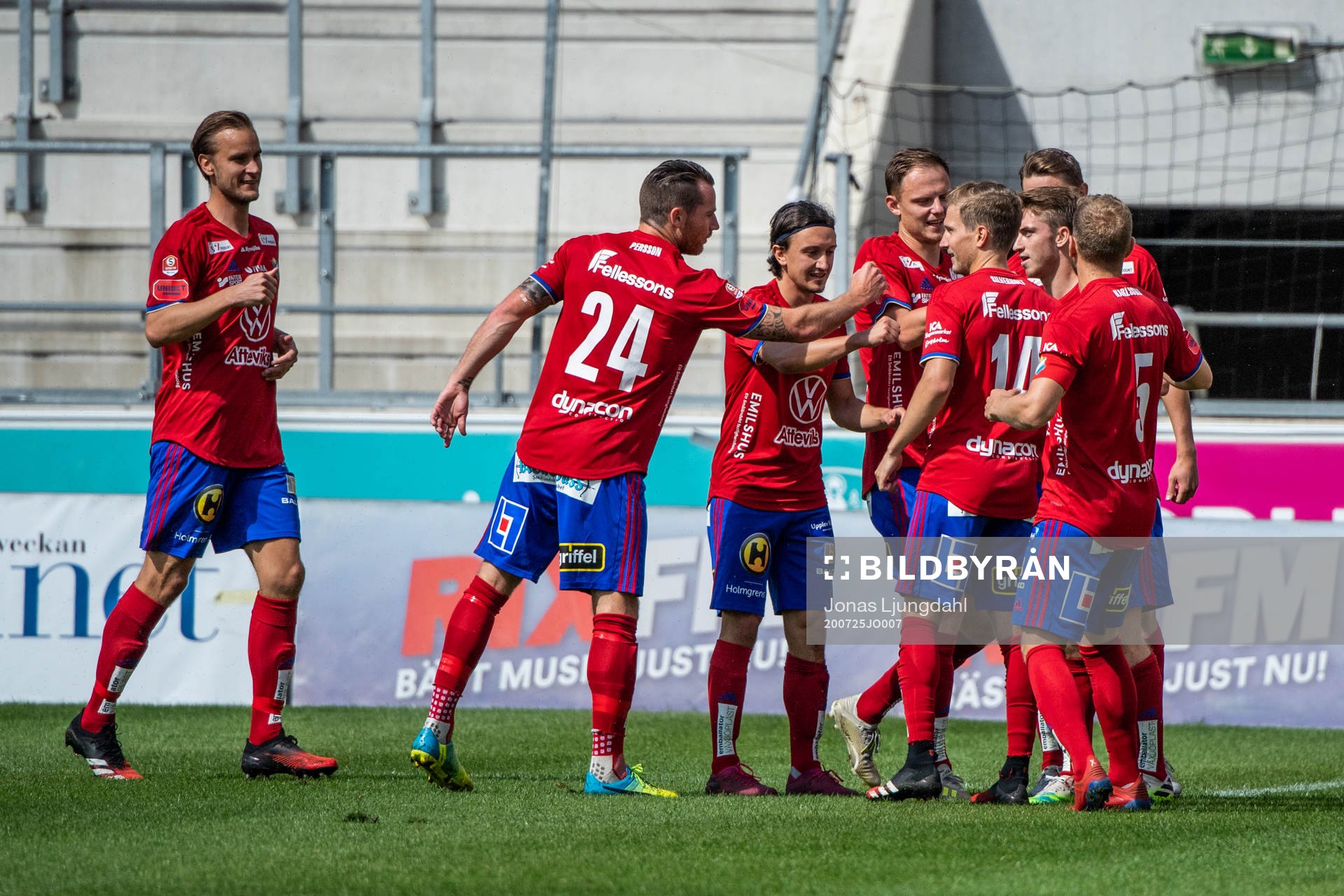 Östers Carl Johansson jublar med lagkamrater