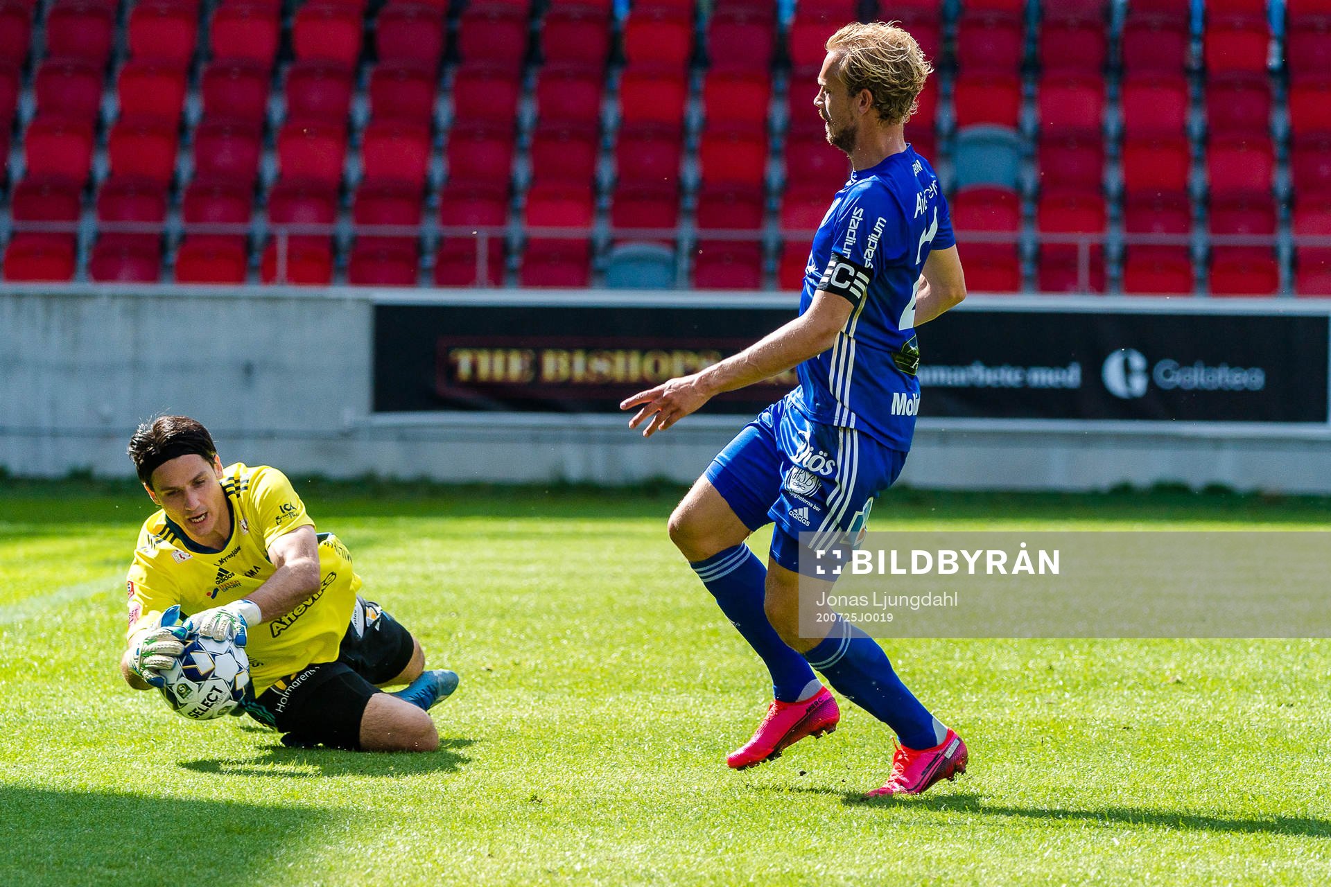Östers målvakt Damir Mehic räddar en boll när Sundsvalls Pontus Engblom oroar under fotbollsmatchen i Superettan mellan Öster och GIF Sundsvall den 25 juli 2020 i Växjö.