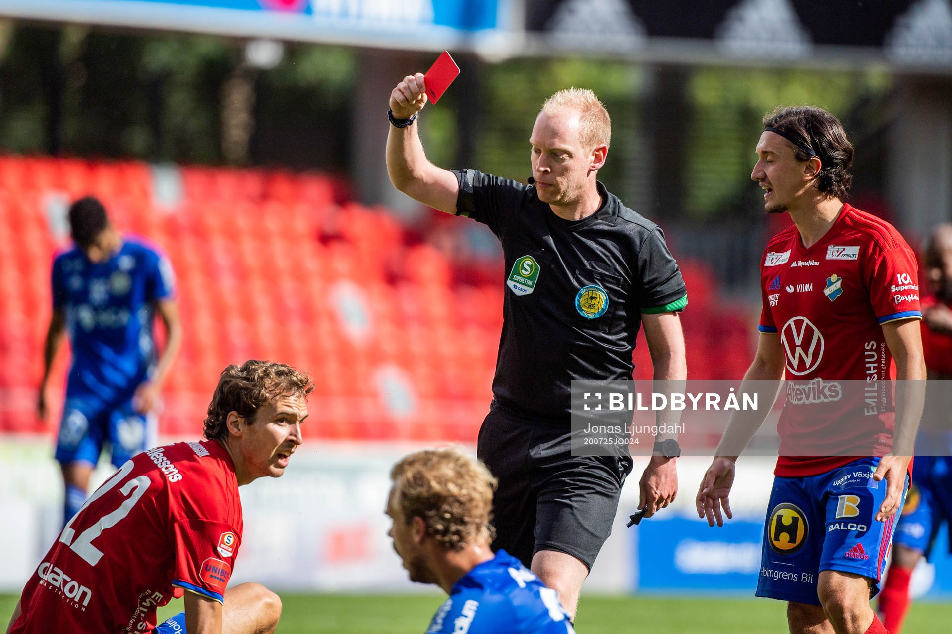 Östers Alexander Henningsson tilldelas ett rött kort av