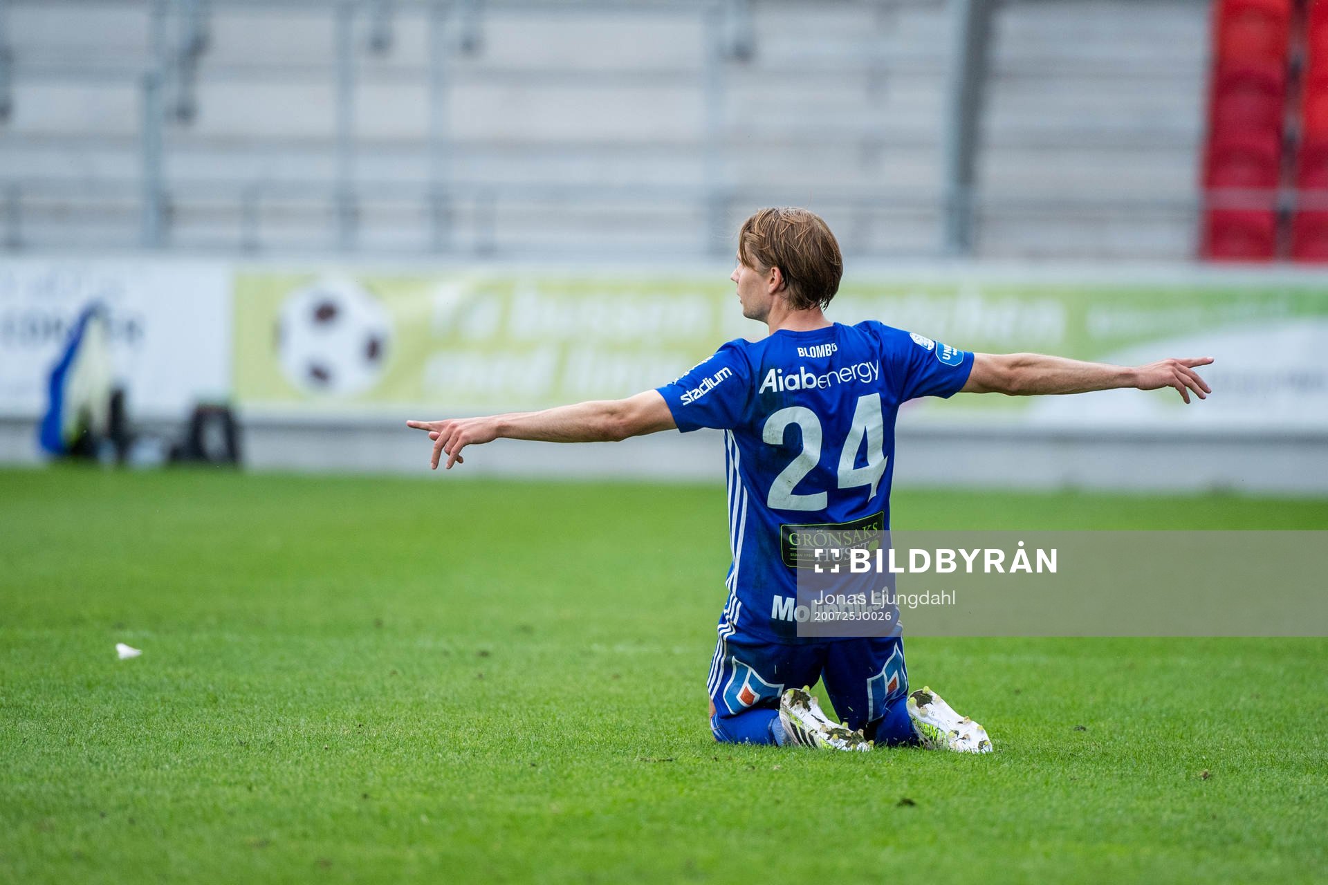 Sundsvalls Johan Blomberg jublar efter 1-1 under fotbollsmatchen i Superettan  mellan Öster och GIF Sundsvall den 25 juli 2020 i Växjö.