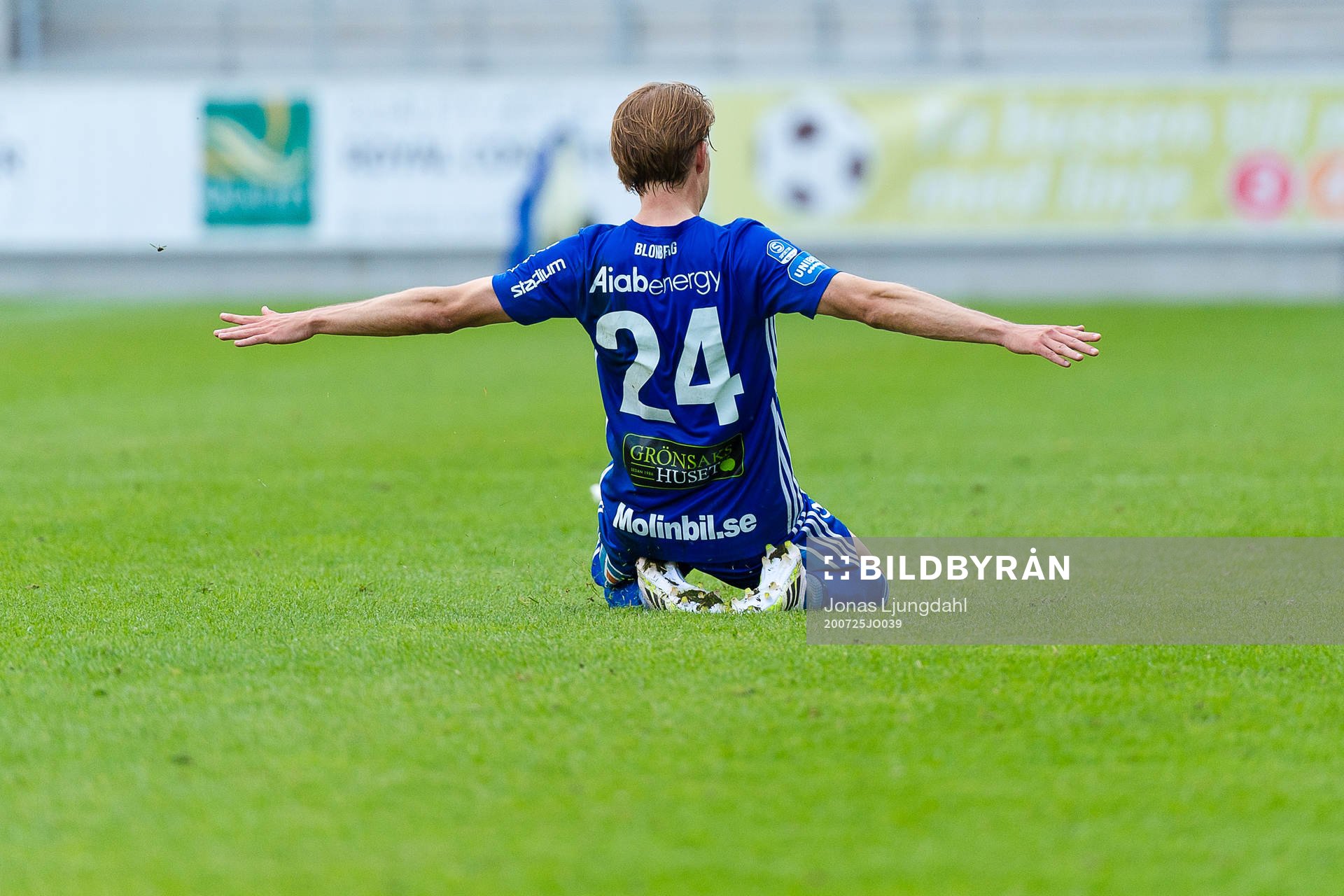 Sundsvalls Johan Blomberg jublar efter sitt 1-1 mål under fotbollsmatchen i Superettan mellan Öster och GIF Sundsvall den 25 juli 2020 i Växjö.