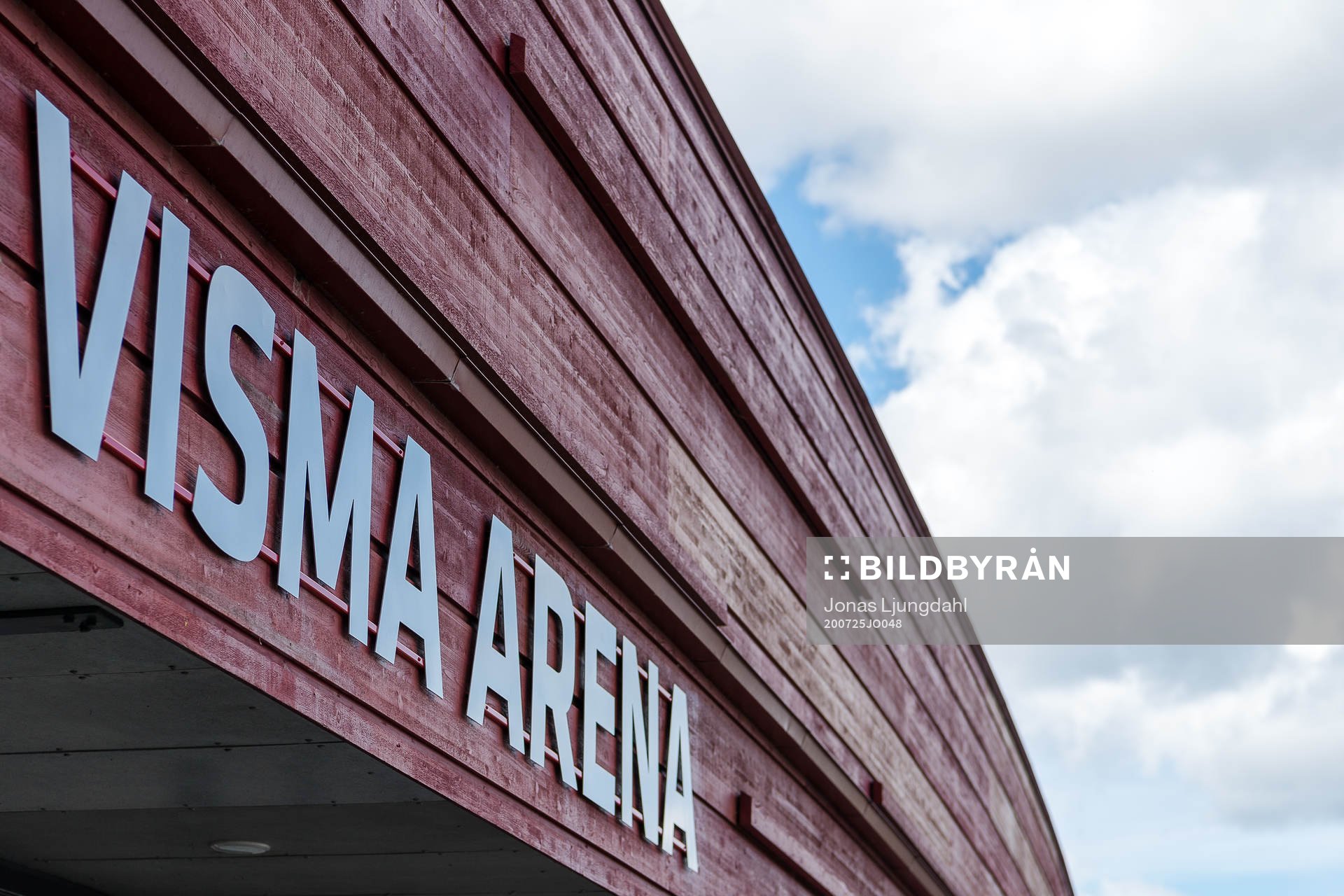 Exteriör vu av Visma arena före fotbollsmatchen i