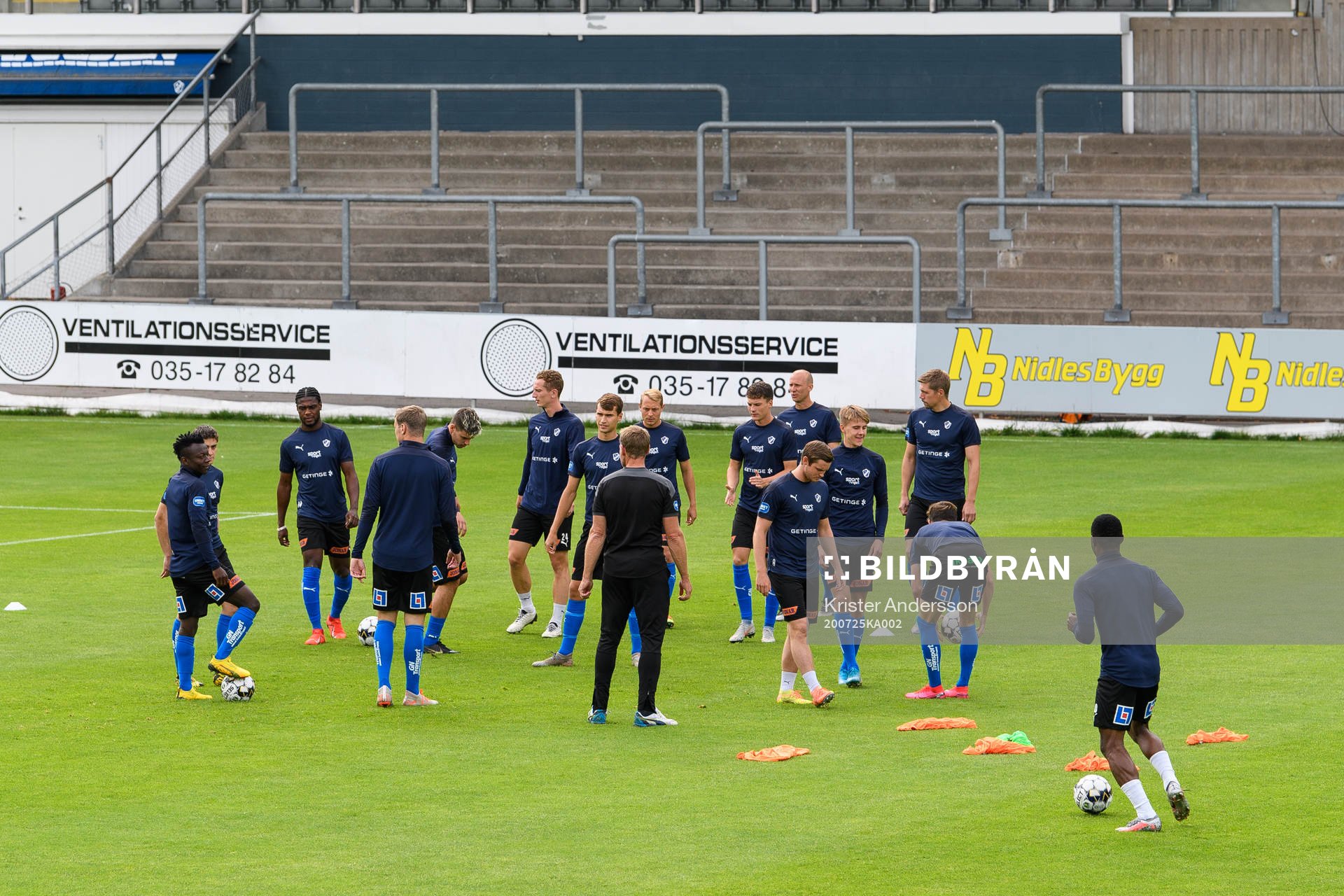 Halmstads spelare före fotbollsmatchen i Superettan