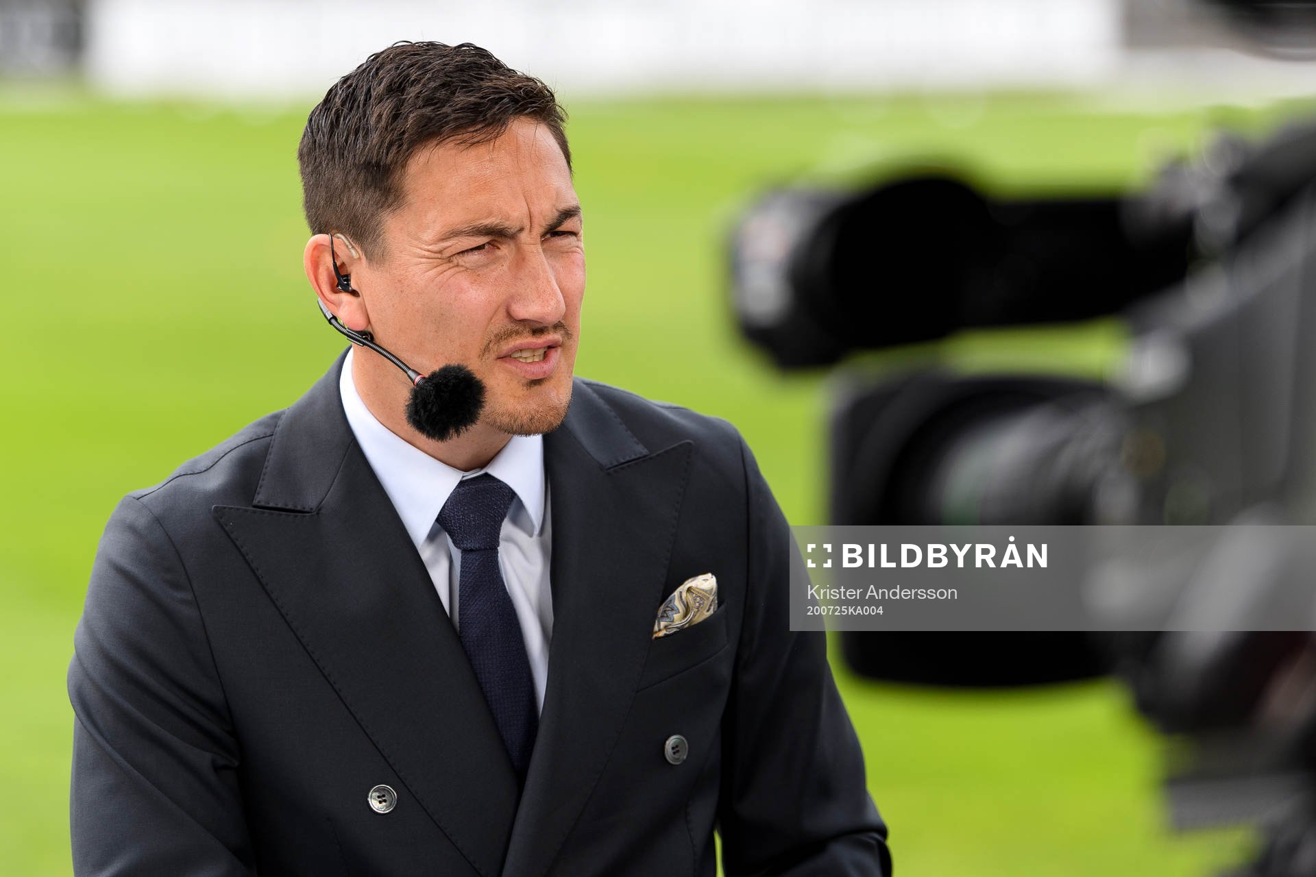 s kommentator Stefan Ishizaki före fotbollsmatchen i
