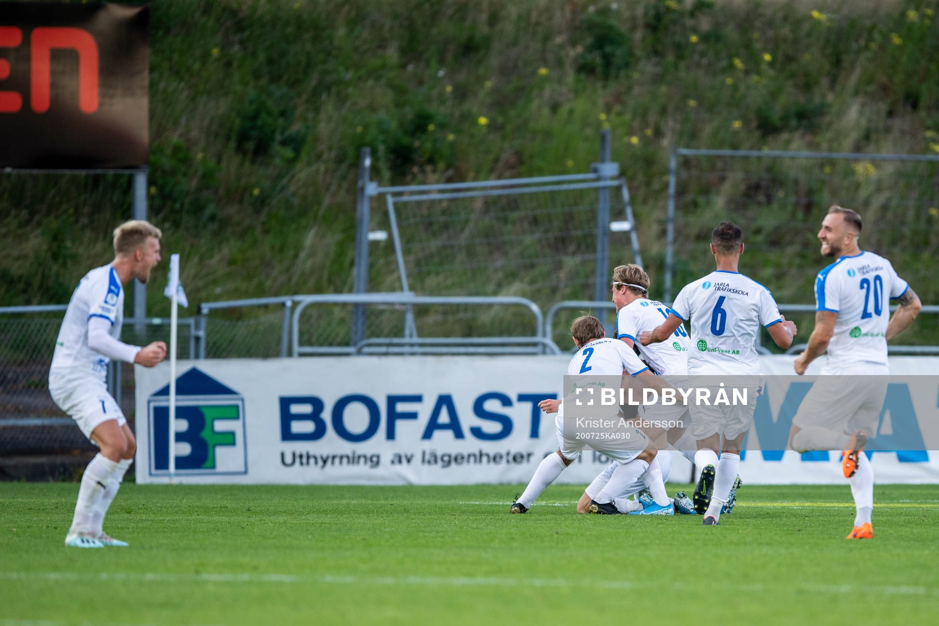 Akropolis Pontus Åbrink jublar med lagkamrater efter 2-3 under fotbollsmatchen i Superettan  mellan Halmstad och Akropolis den 25 juli 2020 i Halmstad.