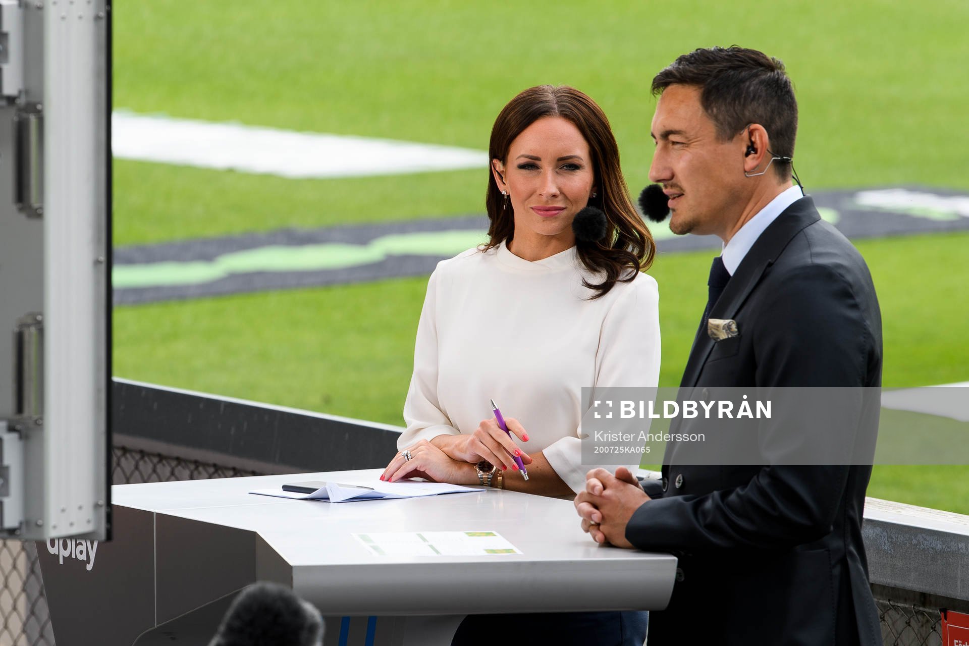 Dplay:s programledare Camilla Enström och Stefan Ishizaki under fotbollsmatchen i Superettan mellan Halmstad och Akropolis den 25 juli 2020 i Halmstad.