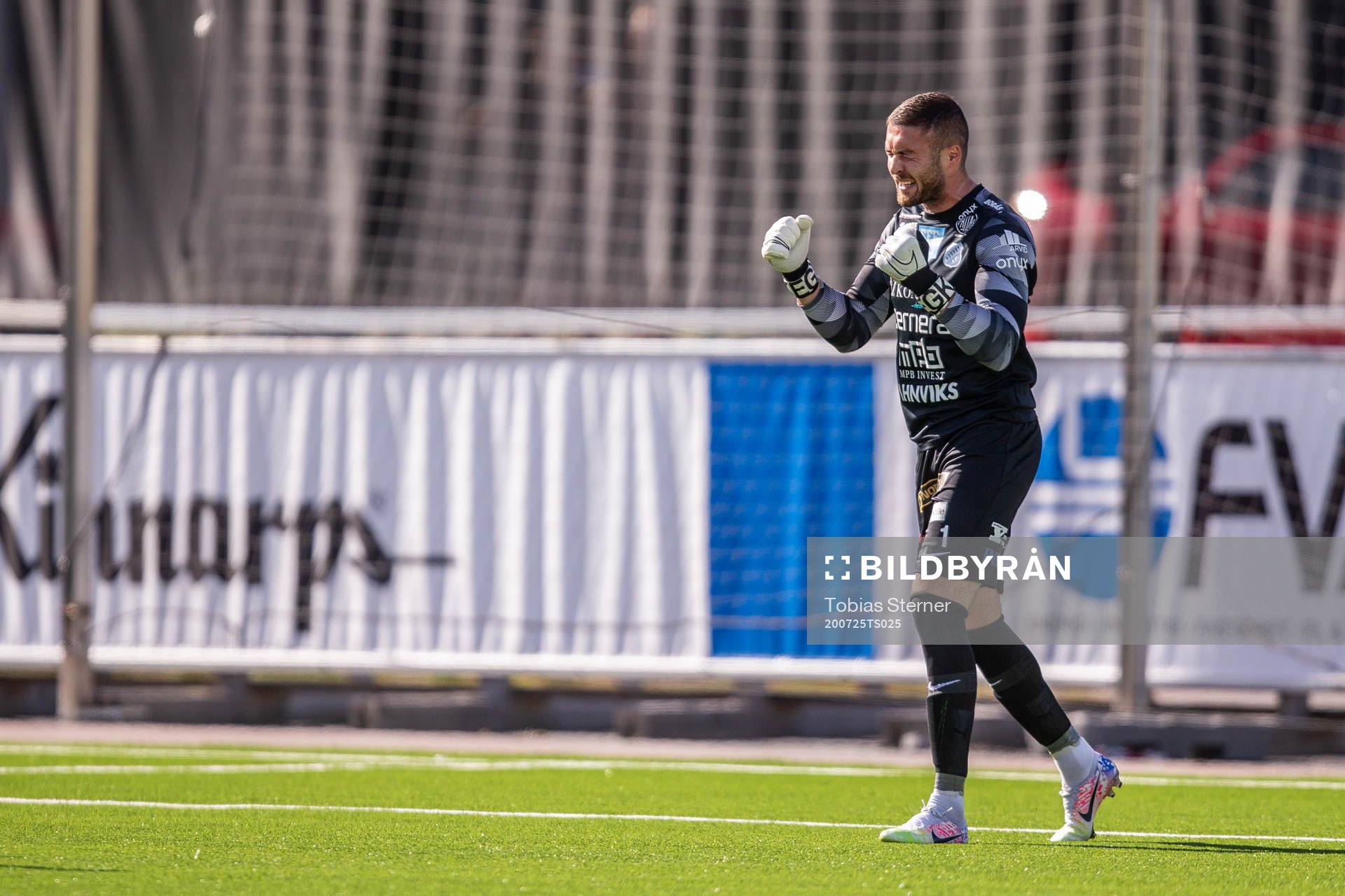 Norrbys målvakt Mergim Krasniqi jublar