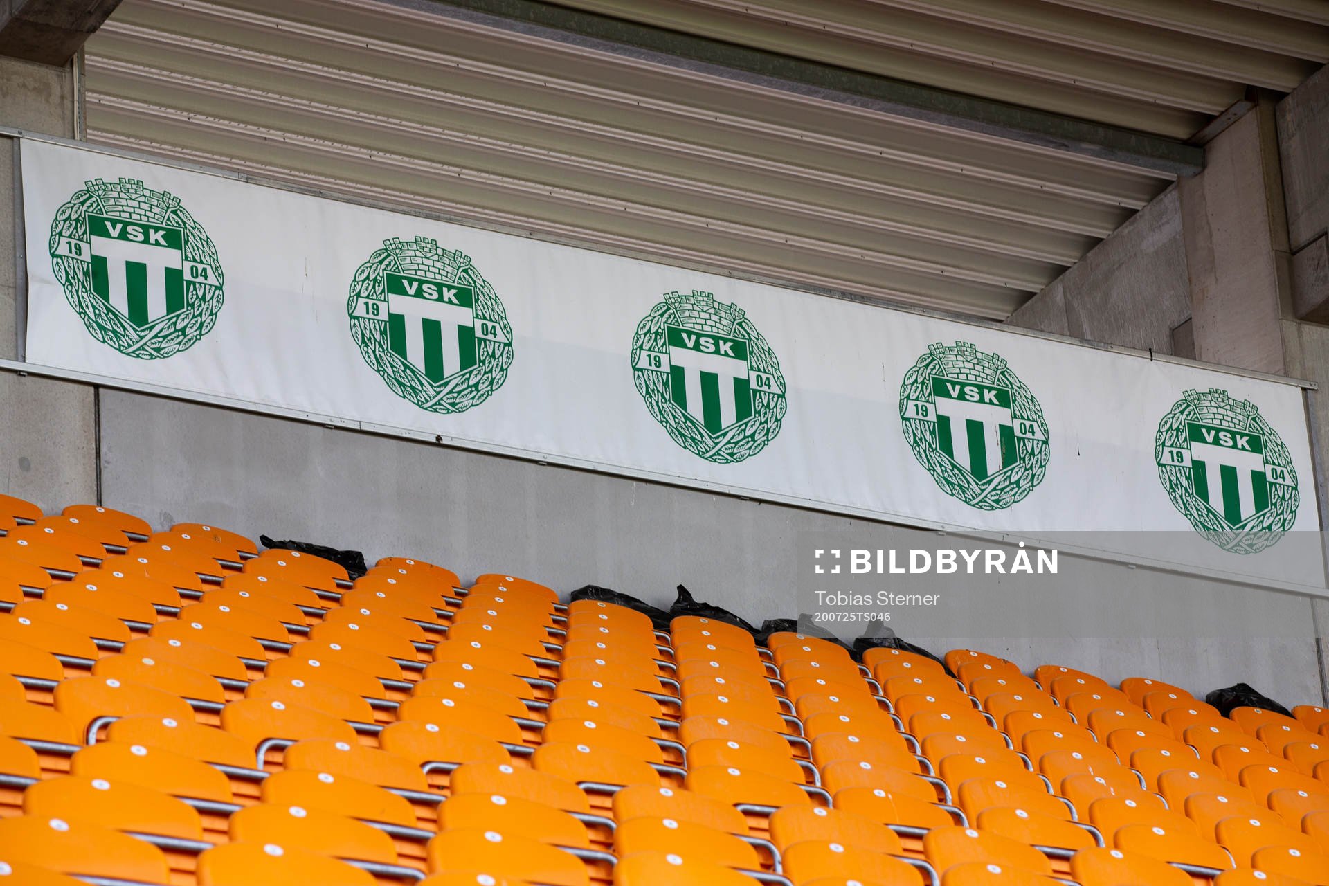 Tomma stolar på Iver Arena och Västerås logotyp