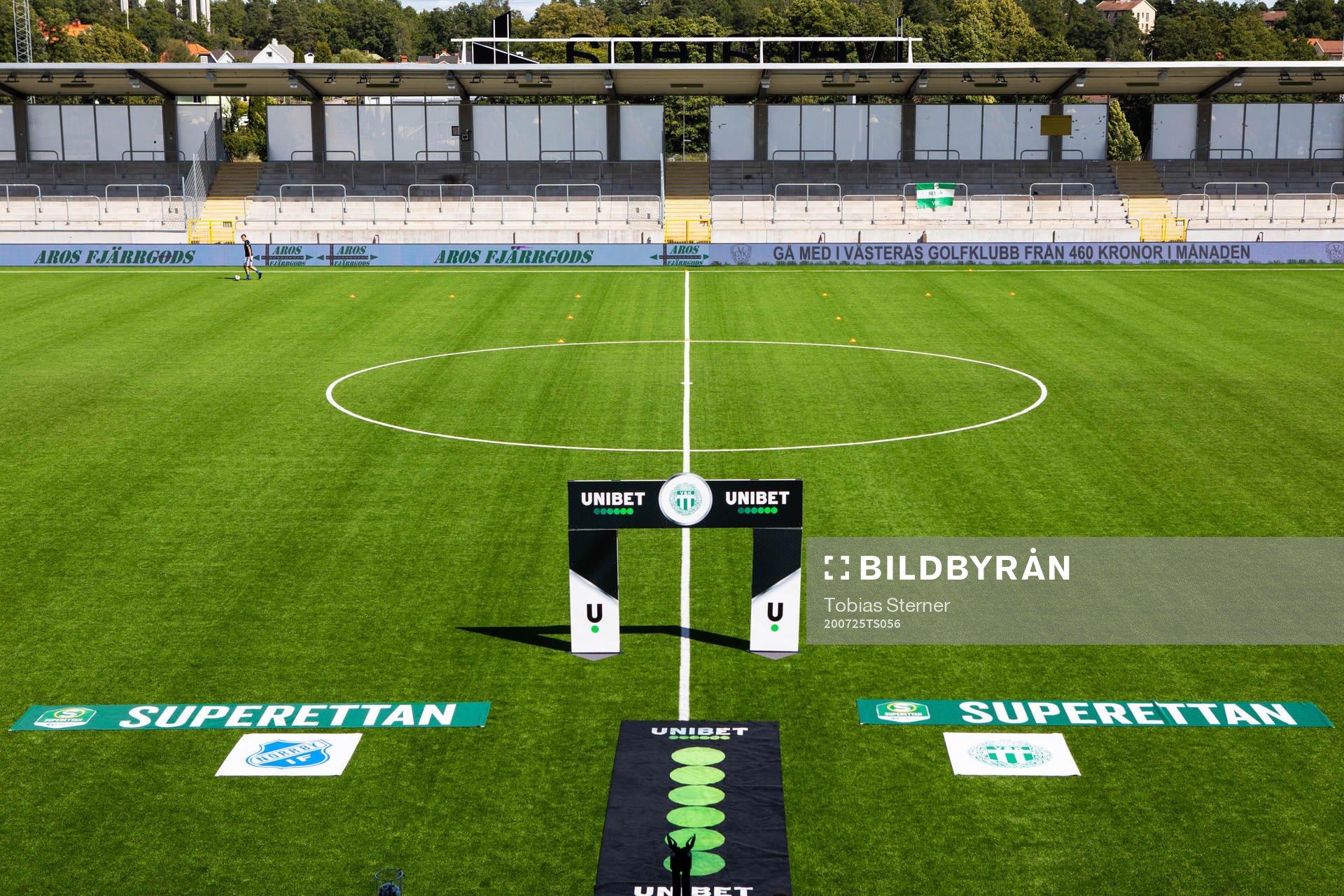 Västerås och Norrbys logotyp på plan