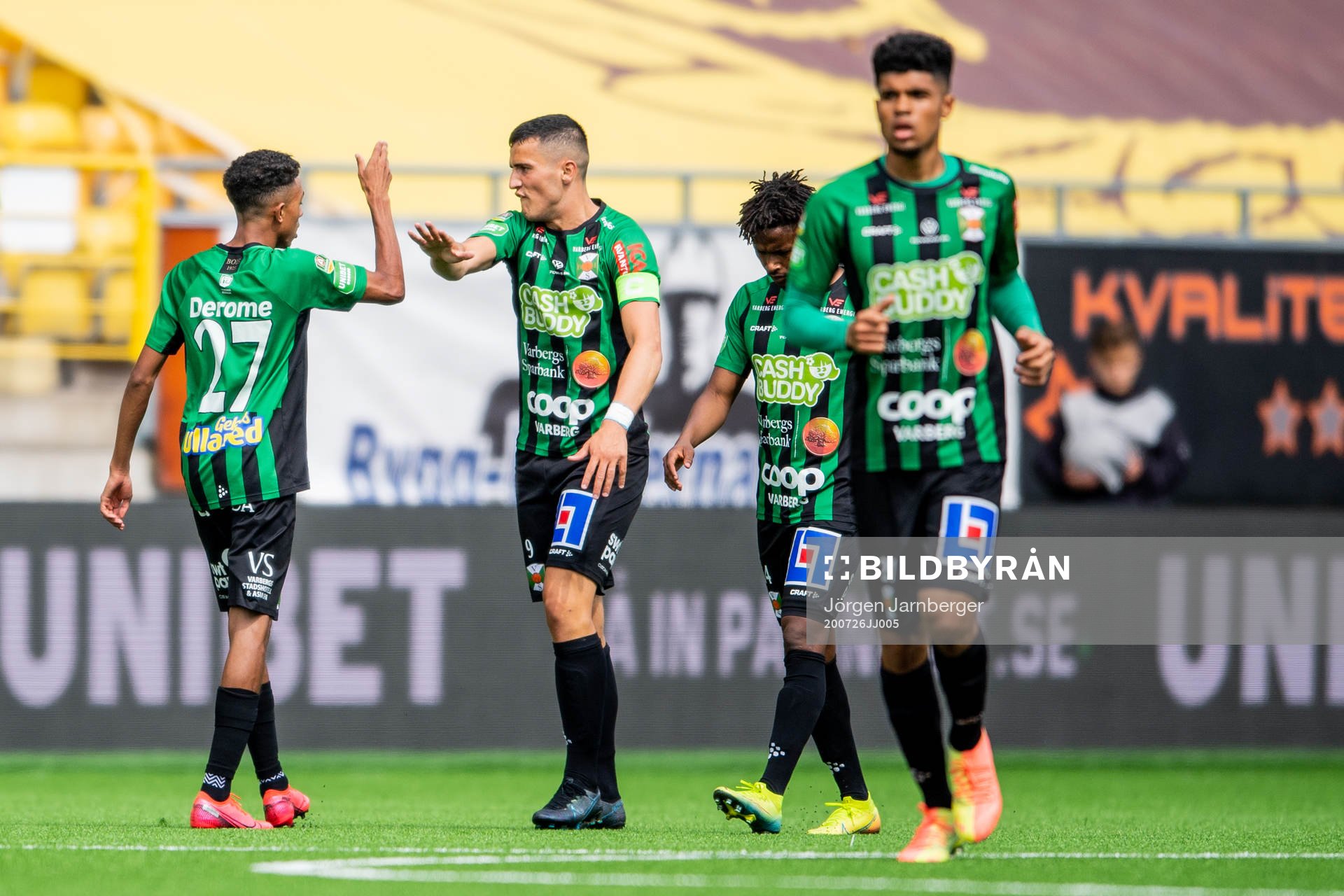 Varbergs Tashreeq Matthews jublar med Astrit Selmani