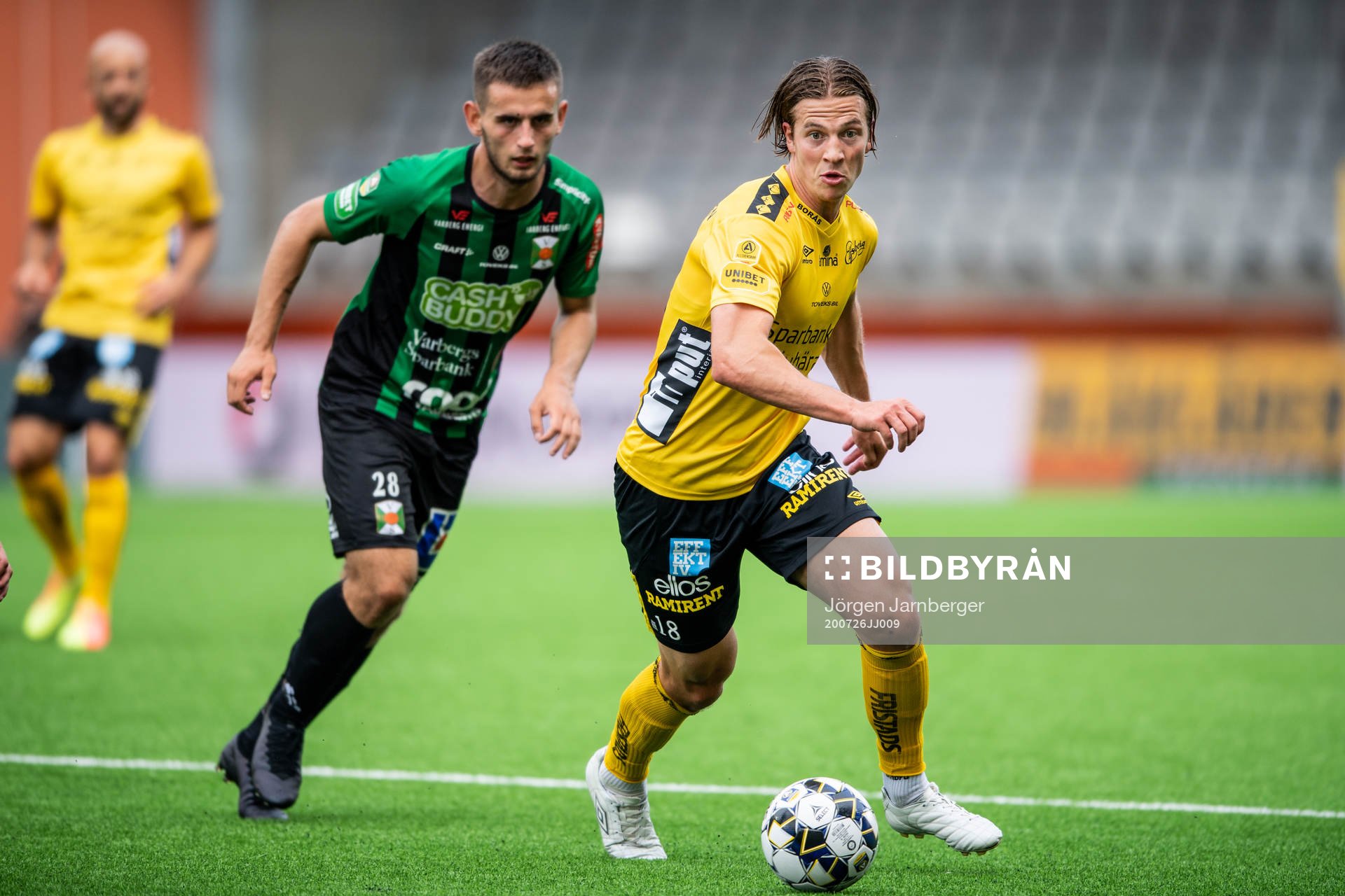 Elfsborgs Simon Olsson och Varbergs Erion Sadiku under fotbollsmatchen i Allsvenskan mellan Elfsborg och Varberg den 26 juli 2020 i Borås.