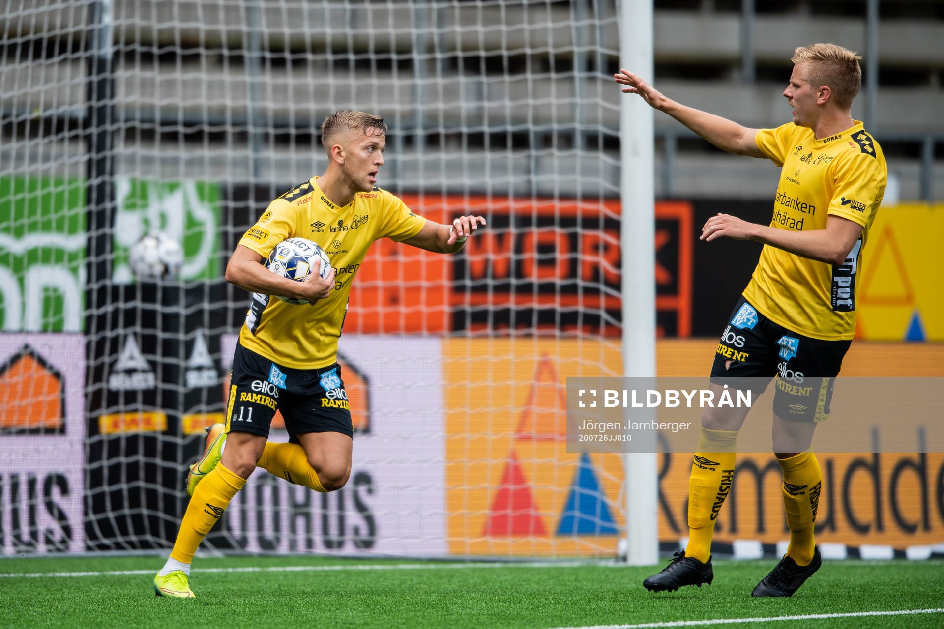 Elfsborgs Jesper Karlsson jublar med Per Frick