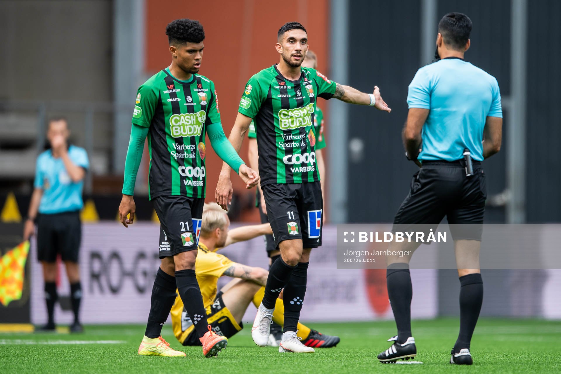 Varbergs Daniel Krezic diskuterar med Domare Mohammed