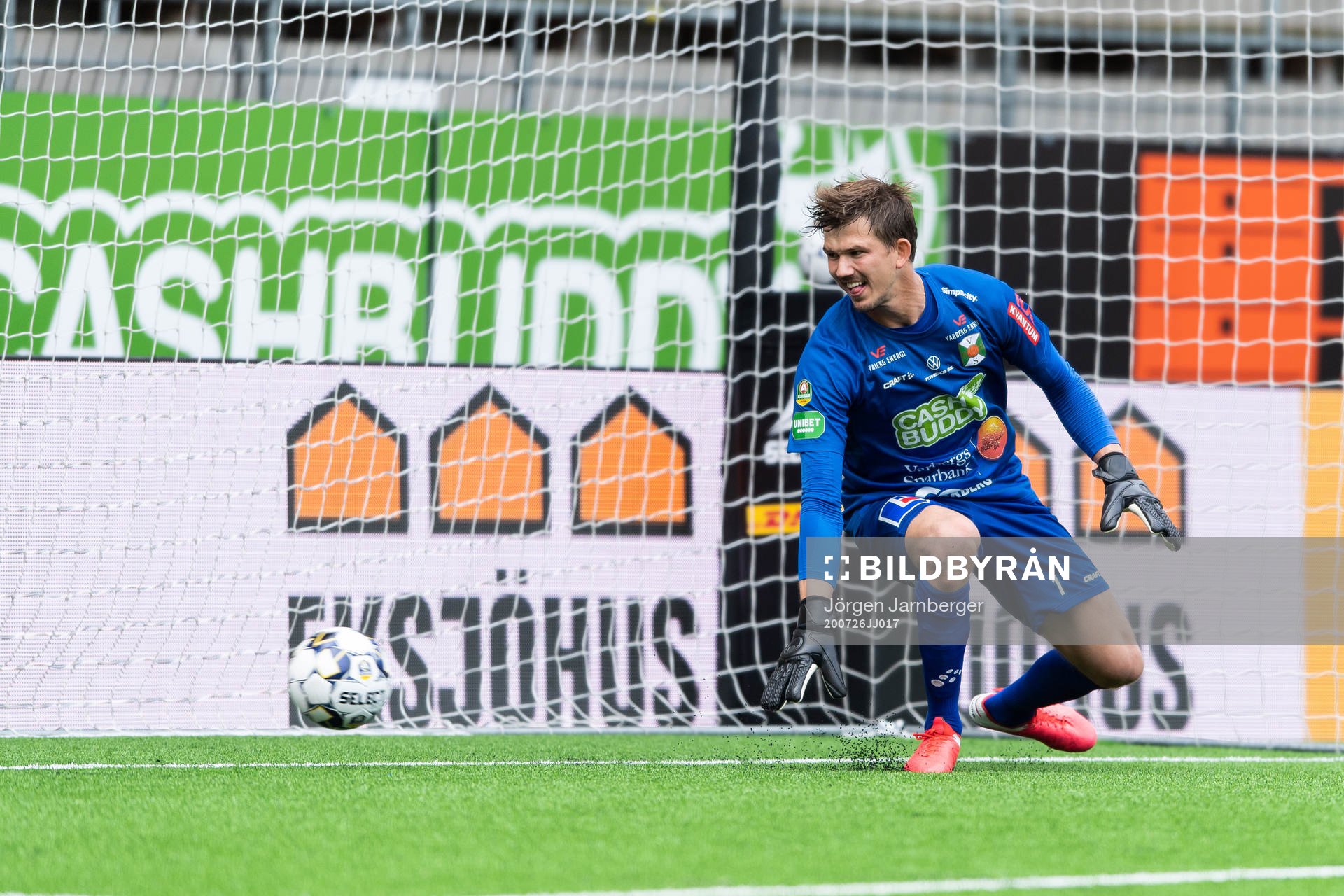 Varbergs målvakt August Strömberg ser bollen rulla i mål efter straff av Elfsborgs Jesper Karlsson (ej i bild) under fotbollsmatchen i Allsvenskan mellan Elfsborg och Varberg den 26 juli 2020 i Borås.
