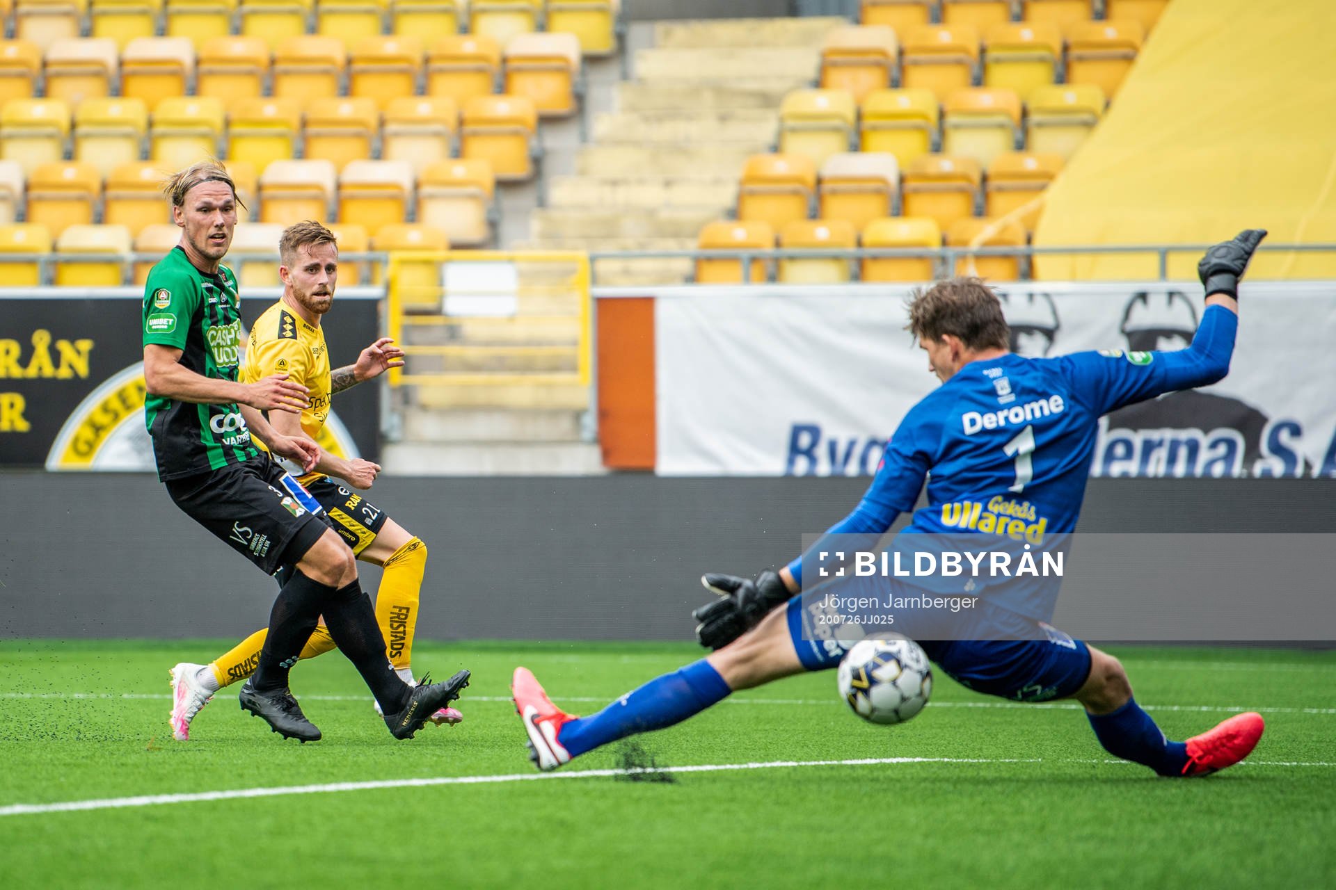 Elfsborgs Rasmus Alm gör 2-1 på Varbergs målvakt August
