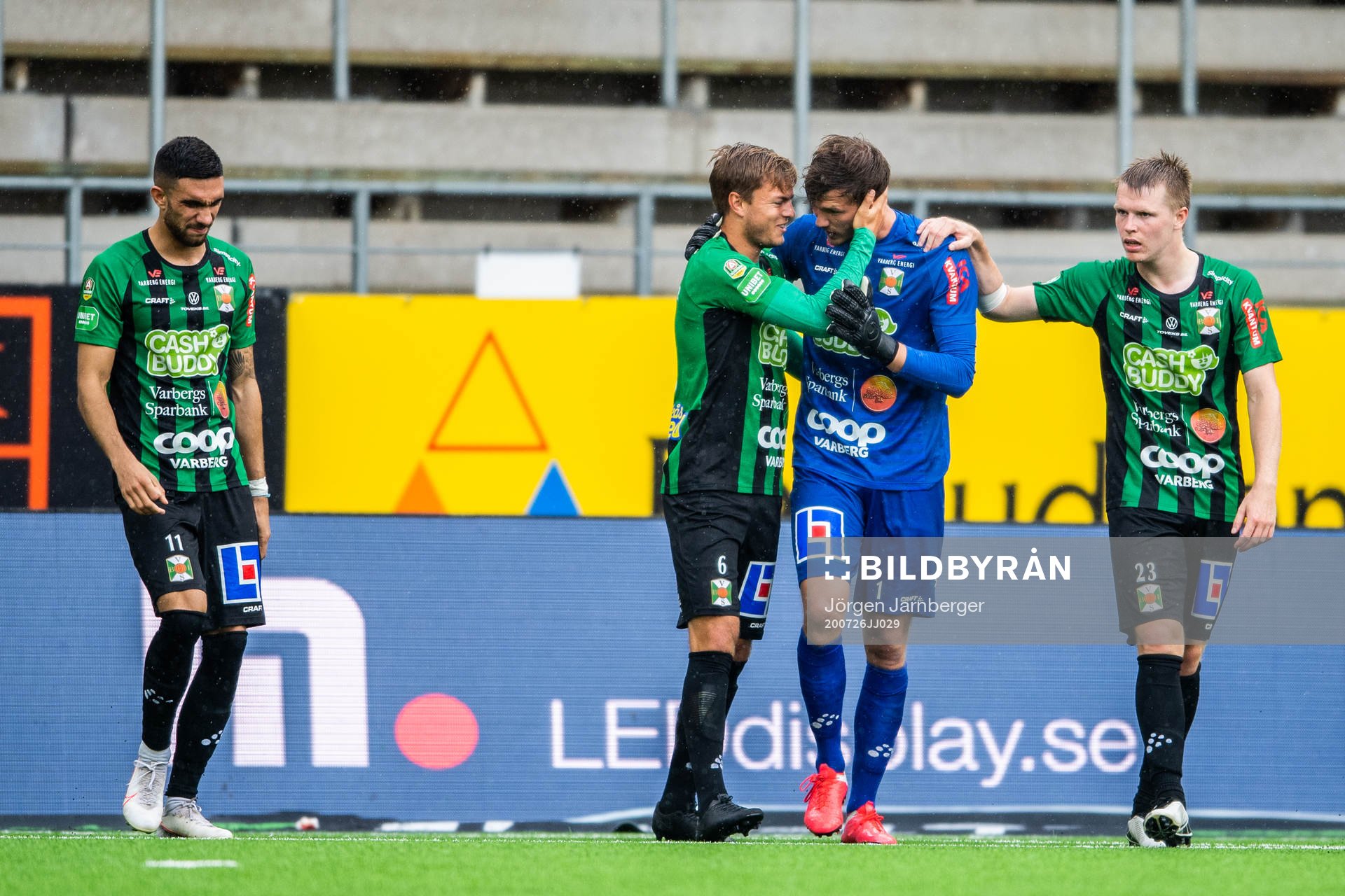Varbergs målvakt August Strömberg jublar med lagkamrater