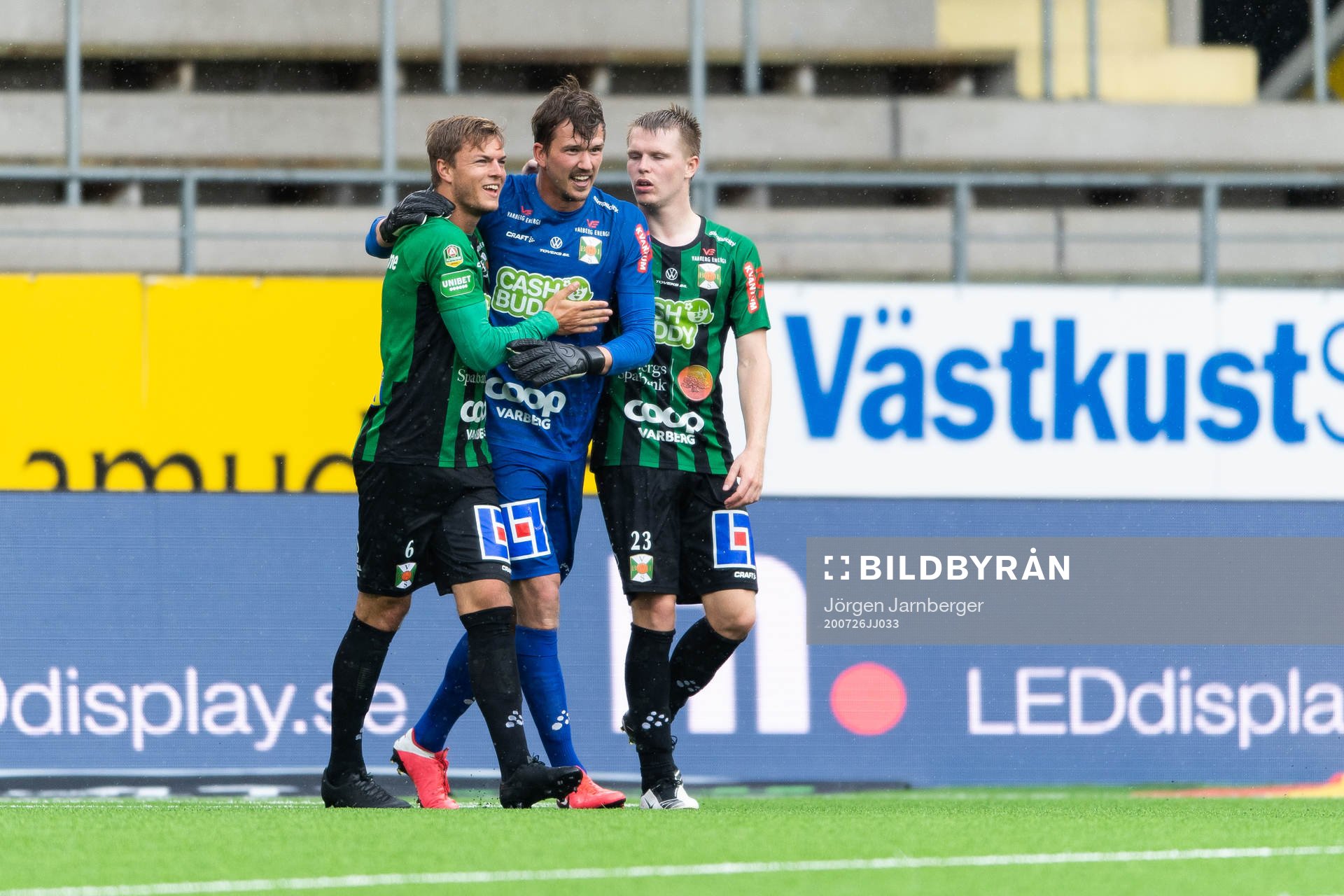 Varbergs målvakt August Strömberg klappas om av Albin