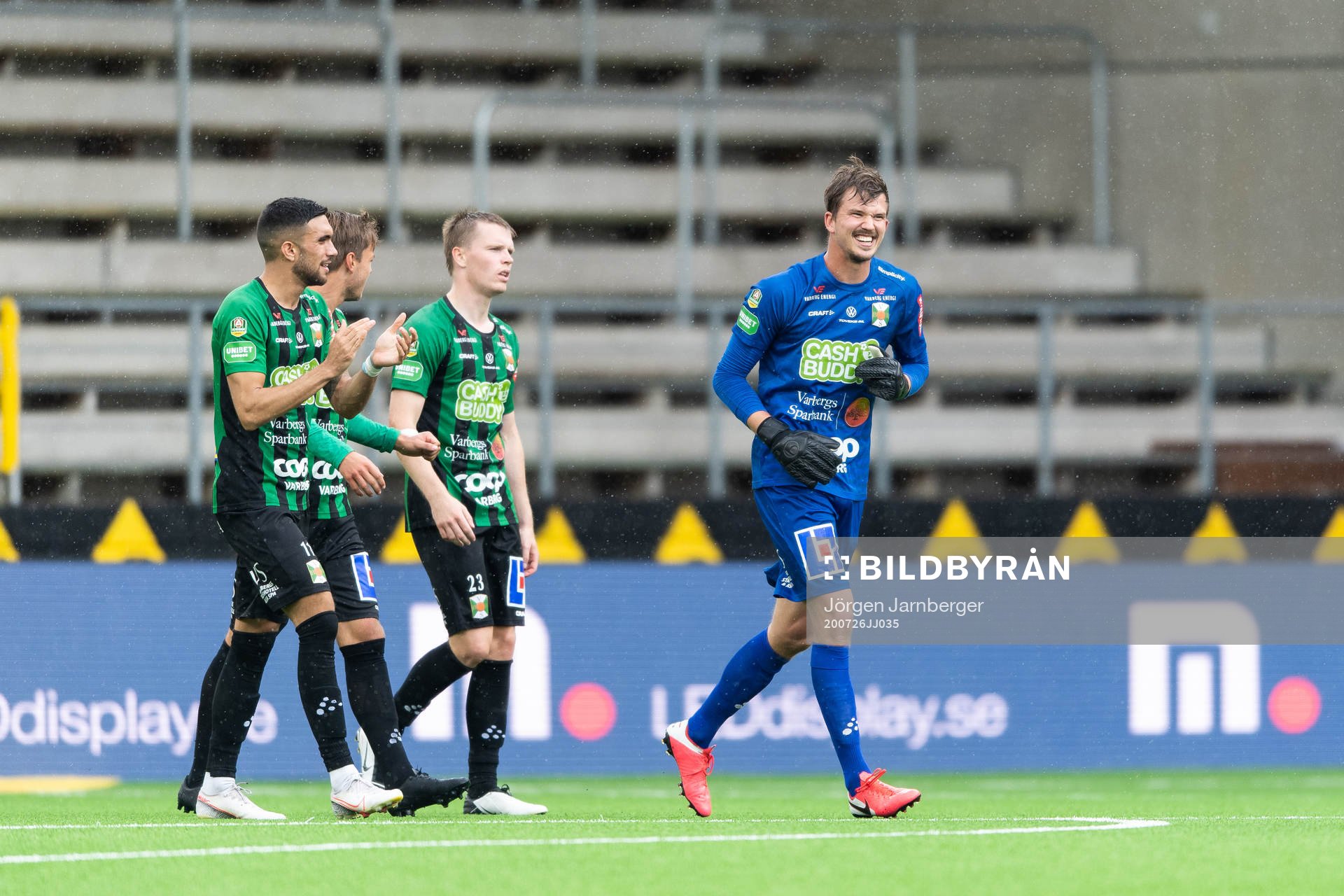 Varbergs målvakt August Strömberg jublar