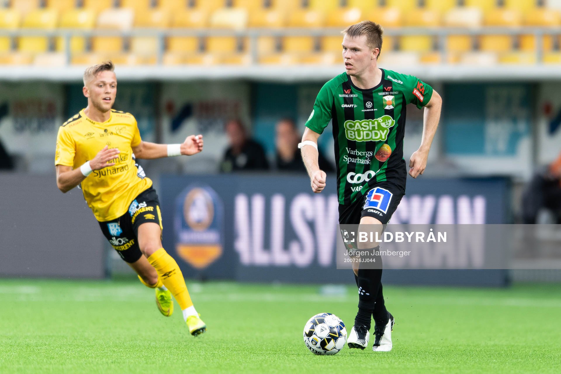 Varbergs Anton Liljenbäck med Elfsborgs Jesper Karlsson i