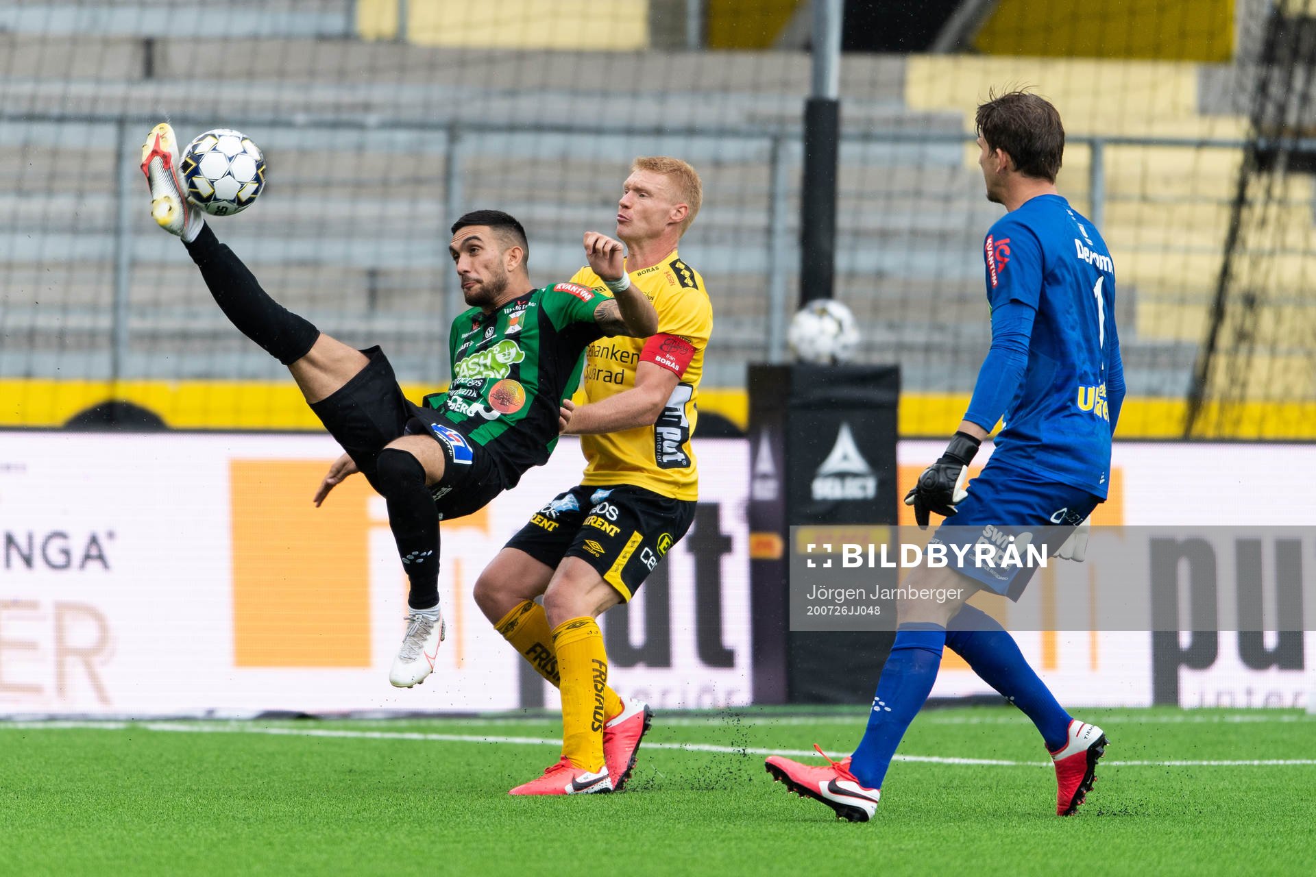 Varbergs Daniel Krezic och Elfsborgs Sivert Heltne Nilsen under fotbollsmatchen i Allsvenskan mellan Elfsborg och Varberg den 26 juli 2020 i Borås.