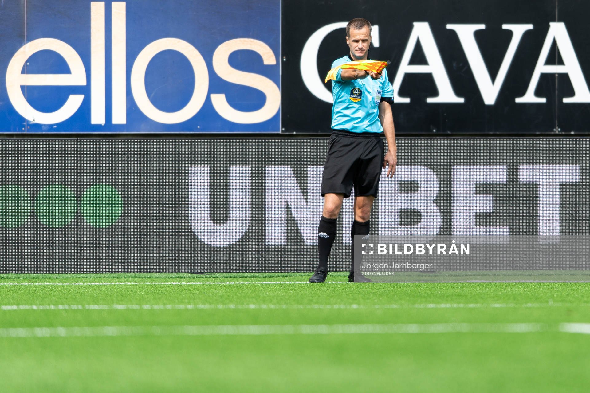 En assisterande domare vinkar för offside under fotbollsmatchen i Allsvenskan mellan Elfsborg och Varberg den 26 juli 2020 i Borås.