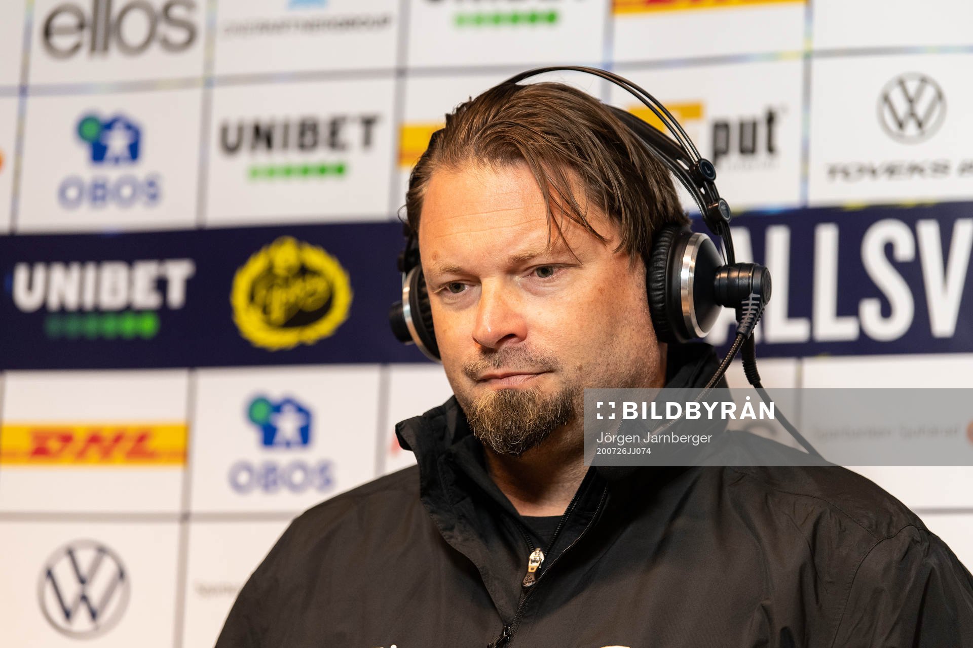 Varbergs tränare Joakim Persson vid en intervju