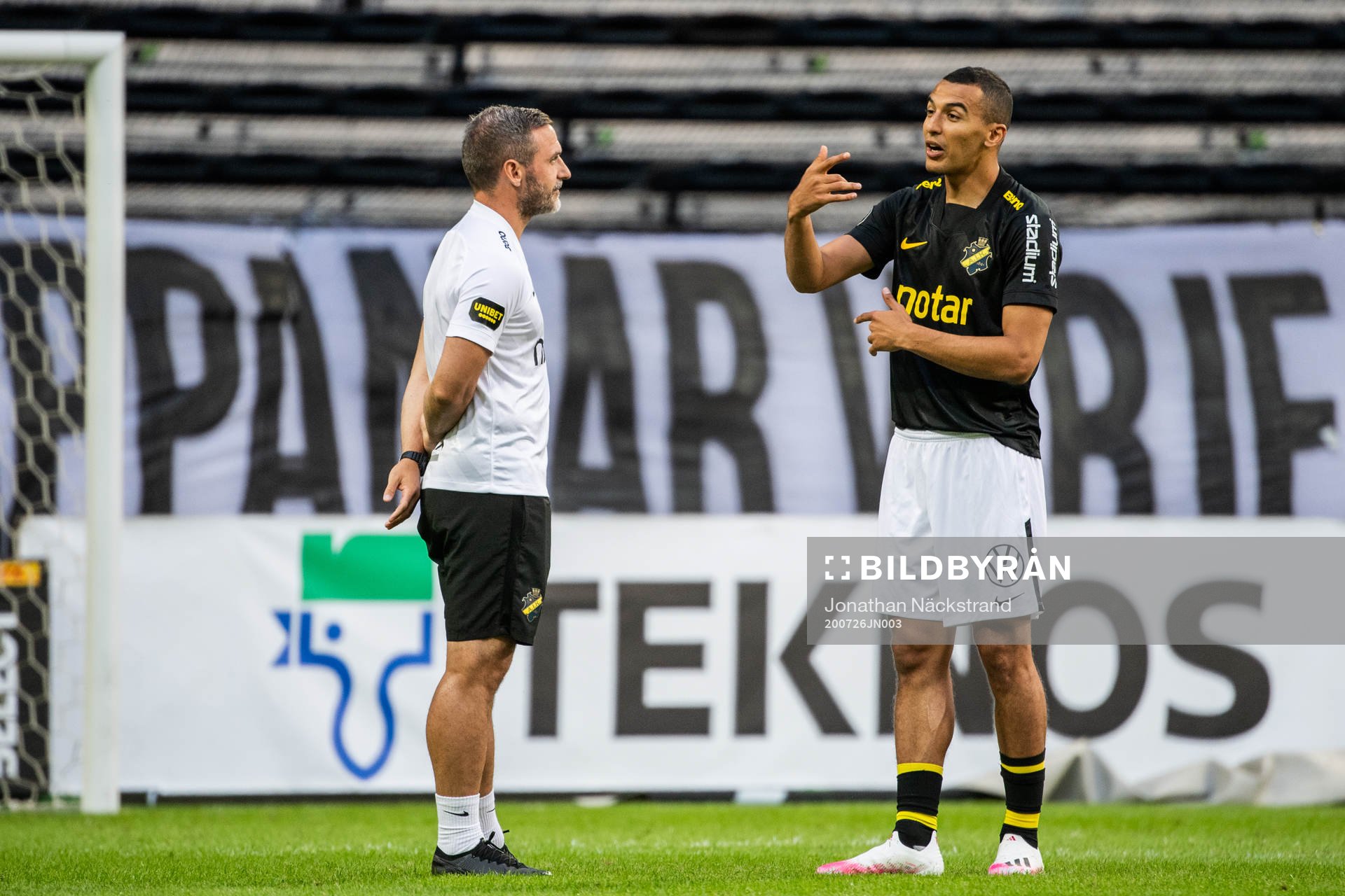 s assisterande tränare Sean O'Shea och Nabil Bahoui