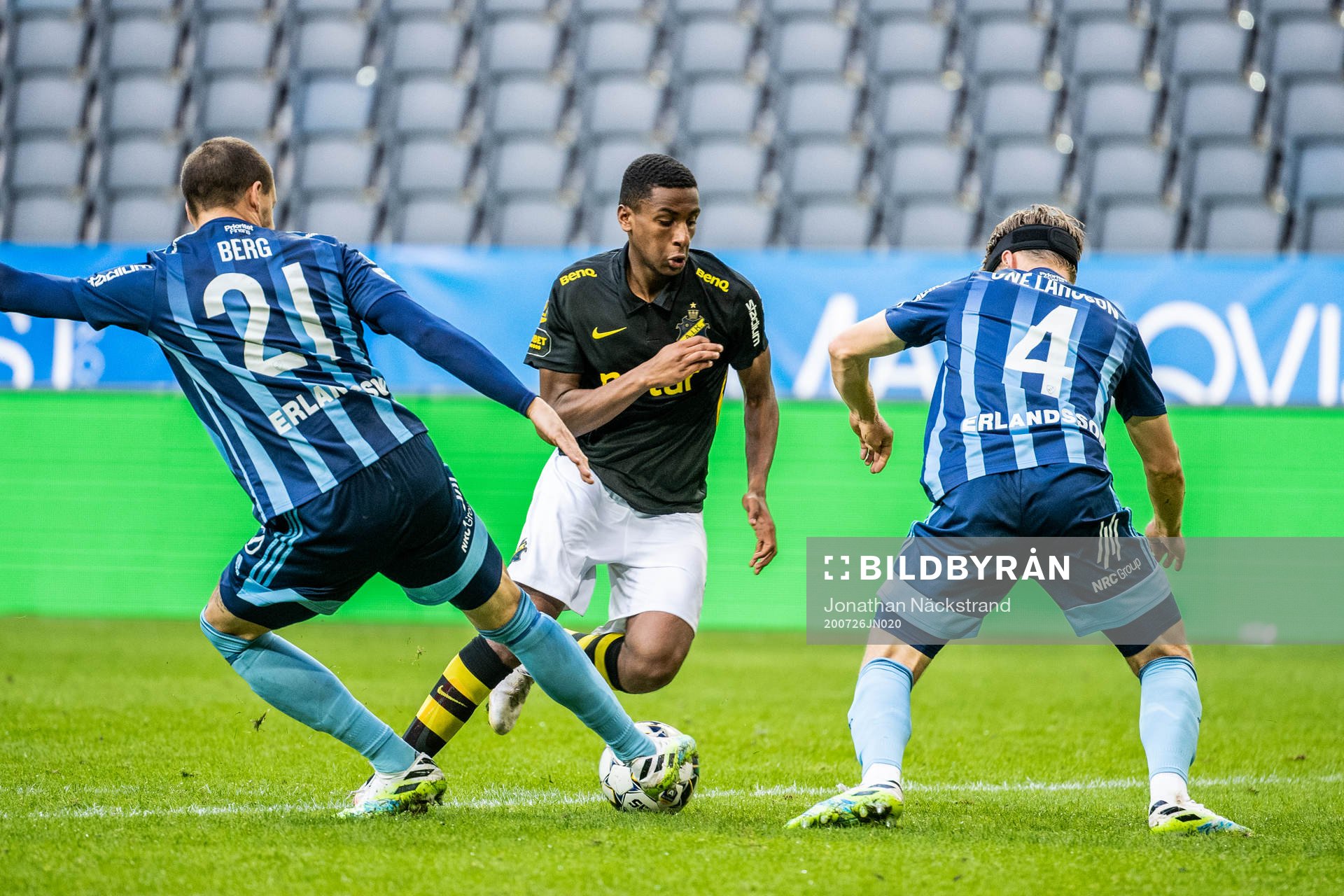 Djurgårdens Erik Berg och Jacob Une Larsson mot AIK:s Paulos Abraham under fotbollsmatchen i Allsvenskan mellan AIK och Djurgården den 26 juli 2020 i Stockholm.